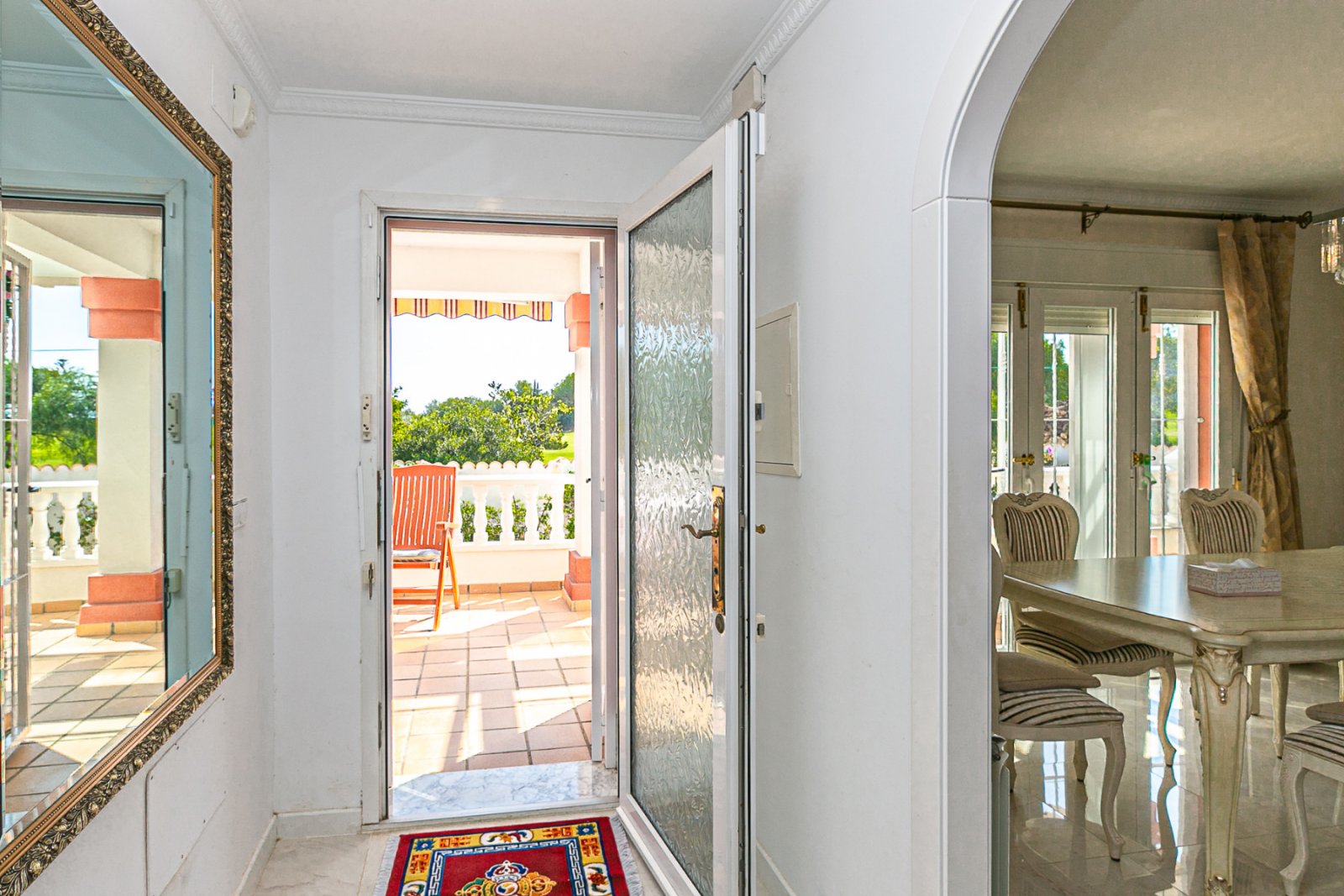 Wir freuen uns, Ihnen diese herrliche Villa mit 4 Schlafzimmern und 2,5 Bädern präsentieren zu dürfen, die sich in erster Linie am renommierten Golfp