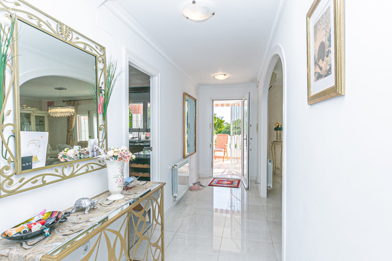 Wir freuen uns, Ihnen diese herrliche Villa mit 4 Schlafzimmern und 2,5 Bädern präsentieren zu dürfen, die sich in erster Linie am renommierten Golfp