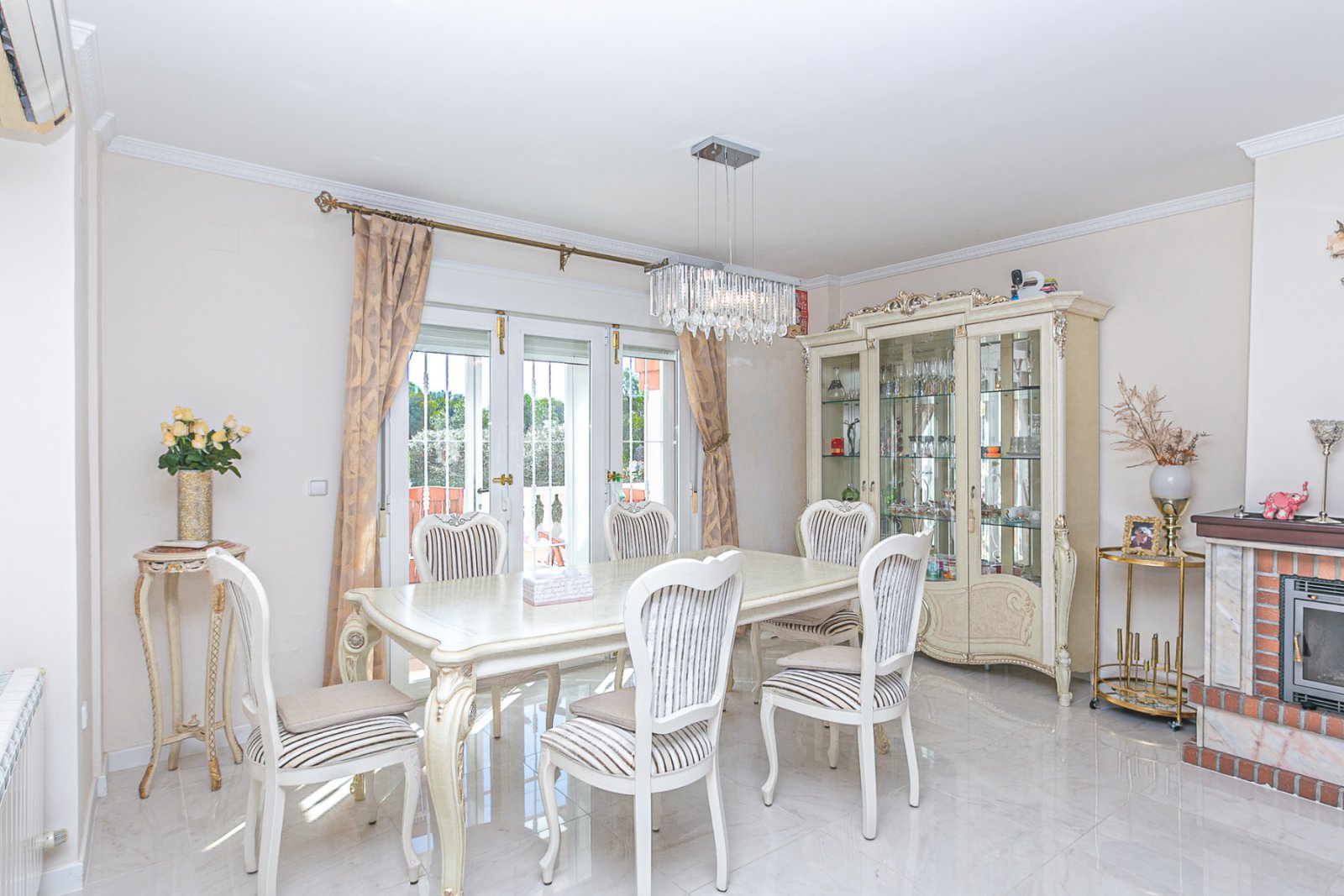 Wir freuen uns, Ihnen diese herrliche Villa mit 4 Schlafzimmern und 2,5 Bädern präsentieren zu dürfen, die sich in erster Linie am renommierten Golfp