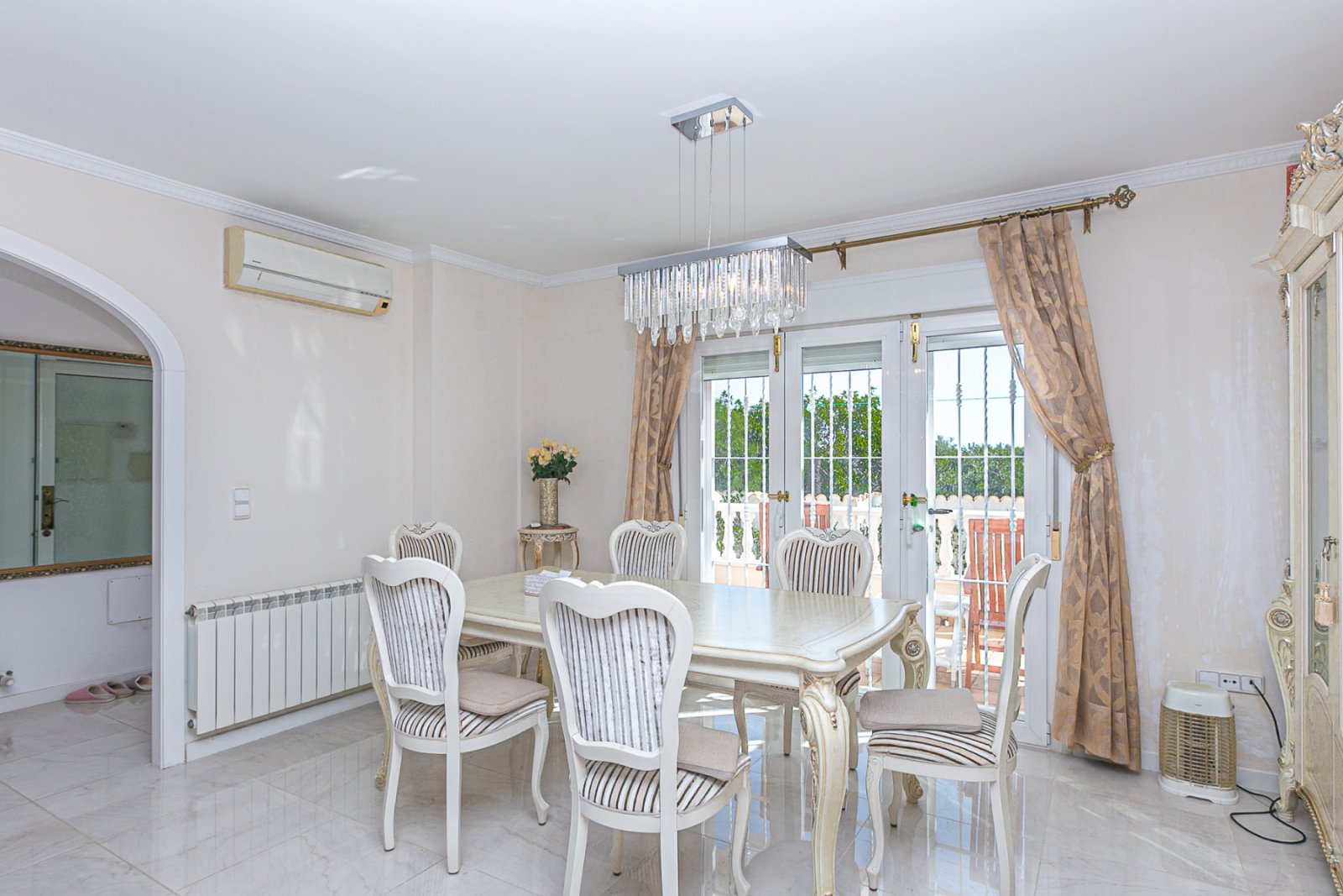 Wir freuen uns, Ihnen diese herrliche Villa mit 4 Schlafzimmern und 2,5 Bädern präsentieren zu dürfen, die sich in erster Linie am renommierten Golfp