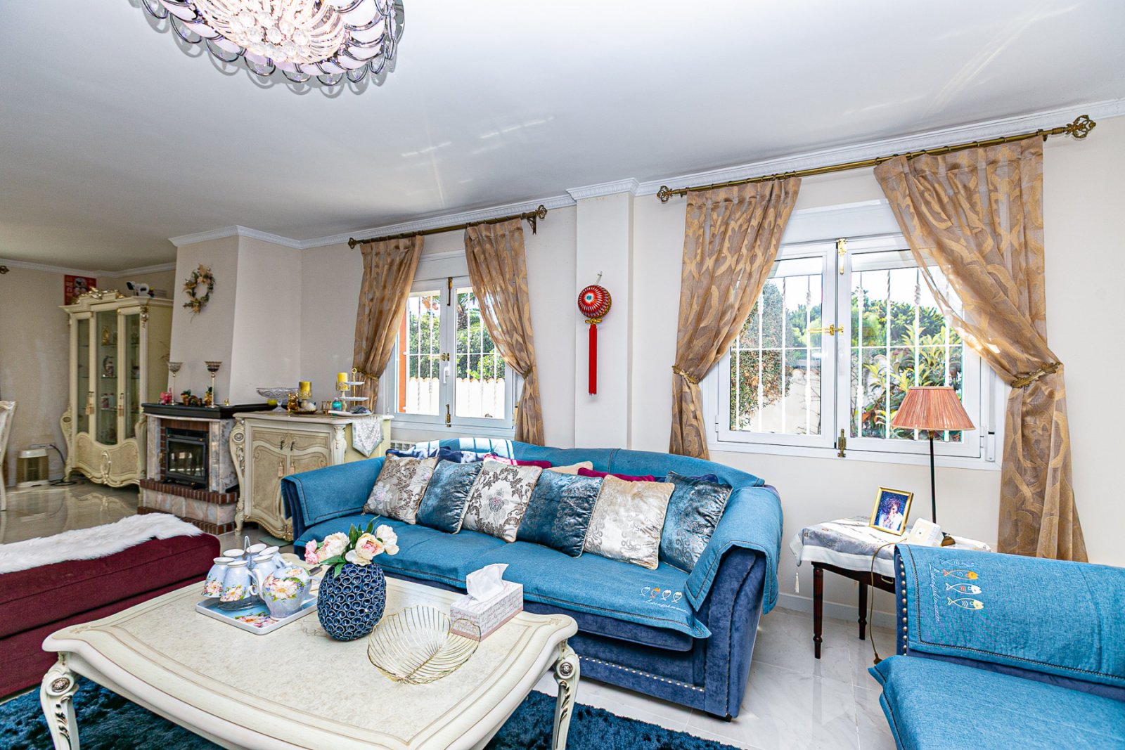 Wir freuen uns, Ihnen diese herrliche Villa mit 4 Schlafzimmern und 2,5 Bädern präsentieren zu dürfen, die sich in erster Linie am renommierten Golfp