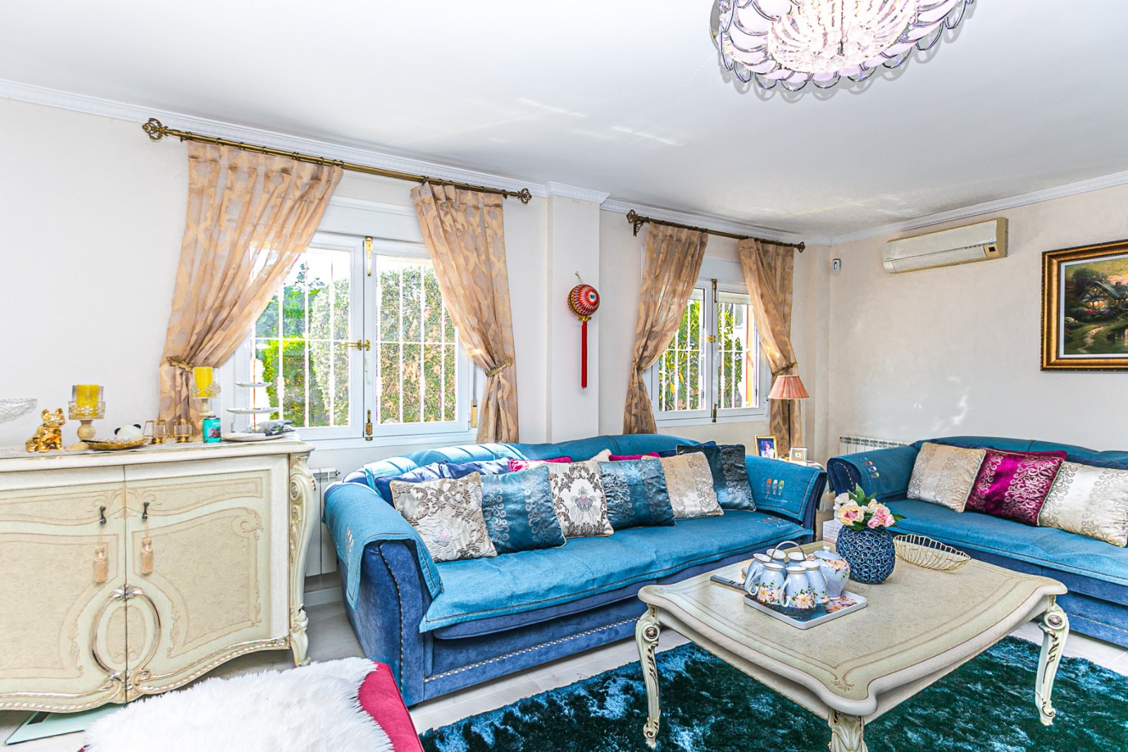 Wir freuen uns, Ihnen diese herrliche Villa mit 4 Schlafzimmern und 2,5 Bädern präsentieren zu dürfen, die sich in erster Linie am renommierten Golfp