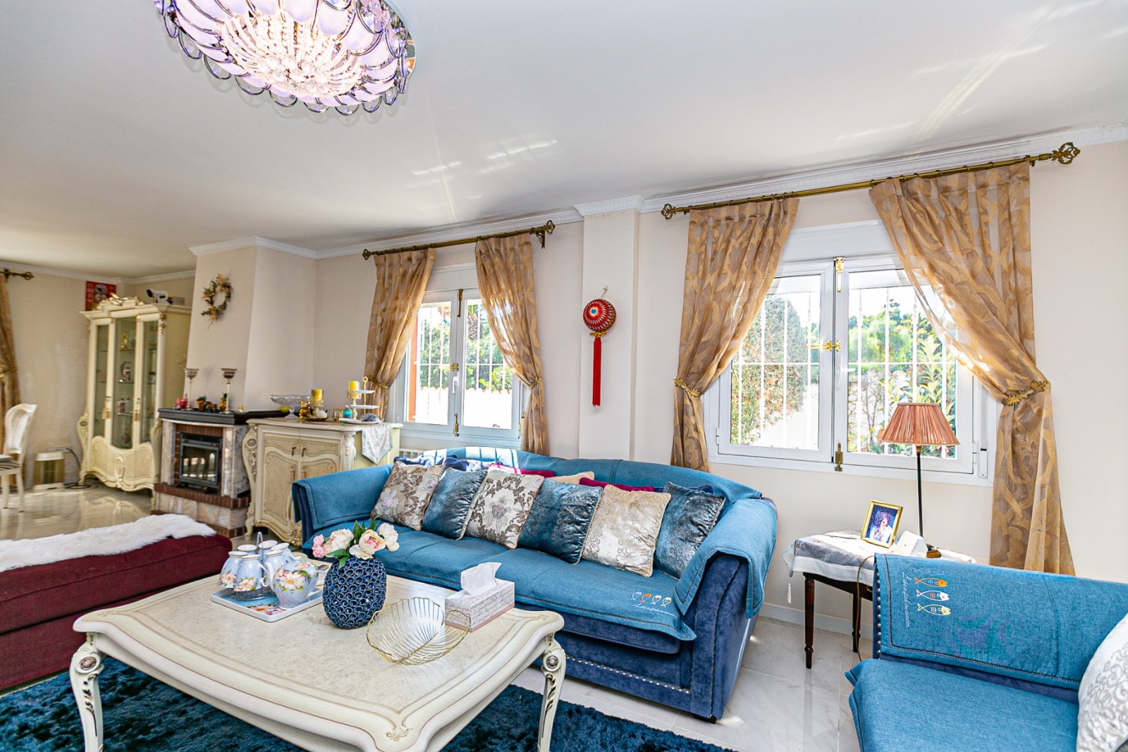 Wir freuen uns, Ihnen diese herrliche Villa mit 4 Schlafzimmern und 2,5 Bädern präsentieren zu dürfen, die sich in erster Linie am renommierten Golfp