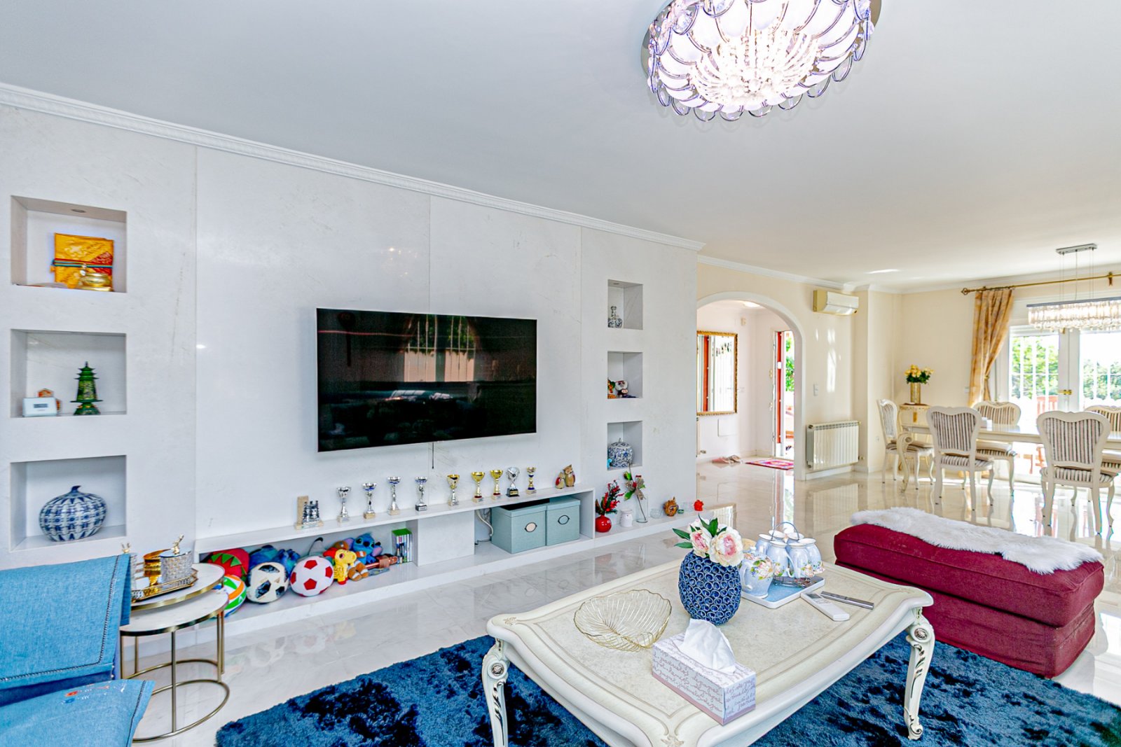 Wir freuen uns, Ihnen diese herrliche Villa mit 4 Schlafzimmern und 2,5 Bädern präsentieren zu dürfen, die sich in erster Linie am renommierten Golfp