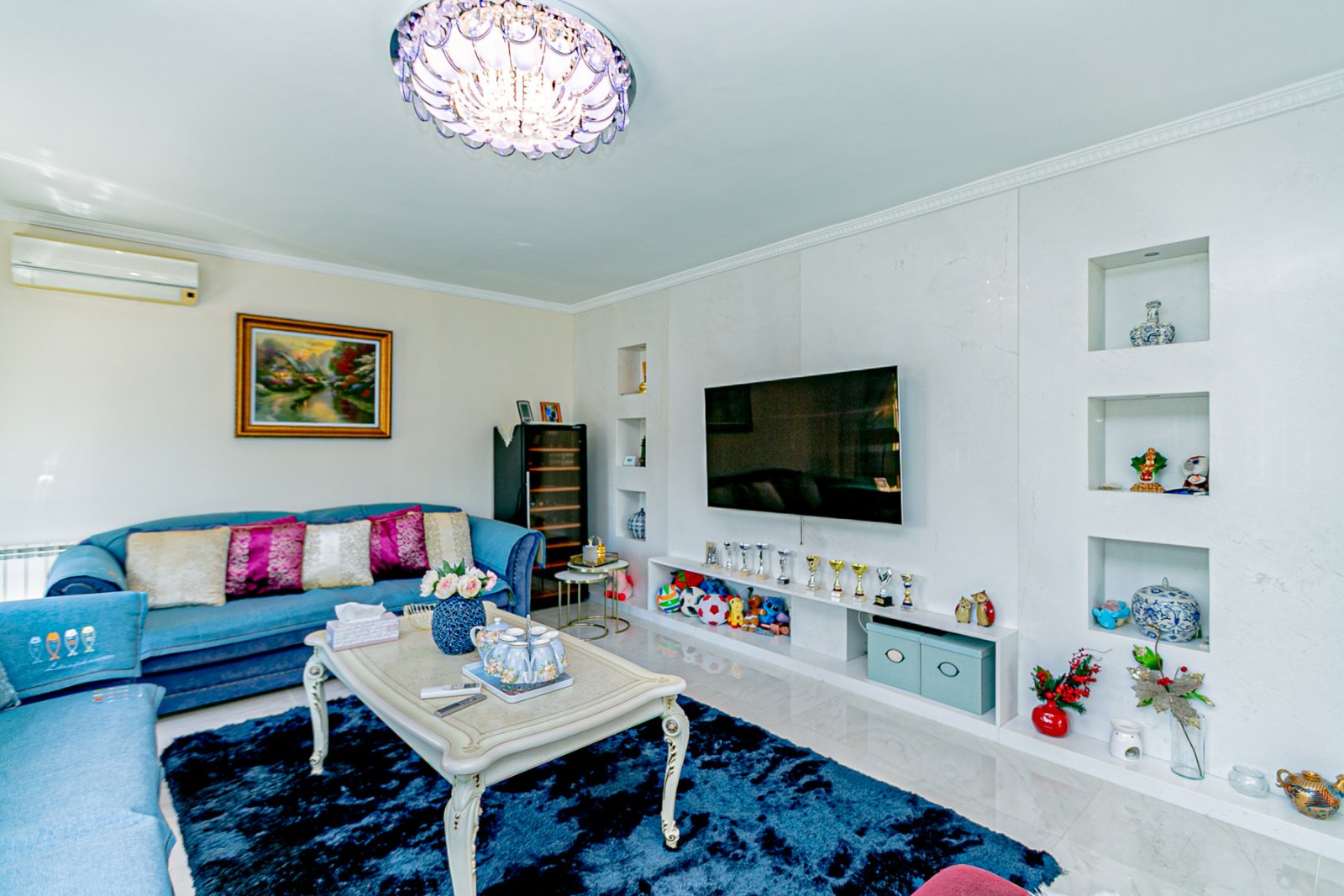 Wir freuen uns, Ihnen diese herrliche Villa mit 4 Schlafzimmern und 2,5 Bädern präsentieren zu dürfen, die sich in erster Linie am renommierten Golfp