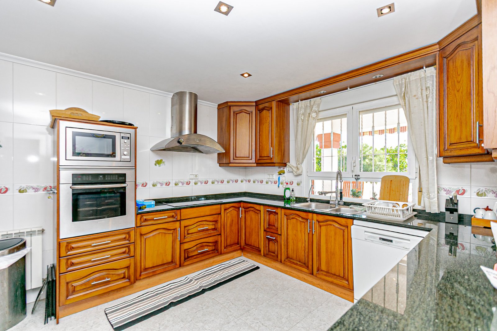 Wir freuen uns, Ihnen diese herrliche Villa mit 4 Schlafzimmern und 2,5 Bädern präsentieren zu dürfen, die sich in erster Linie am renommierten Golfp