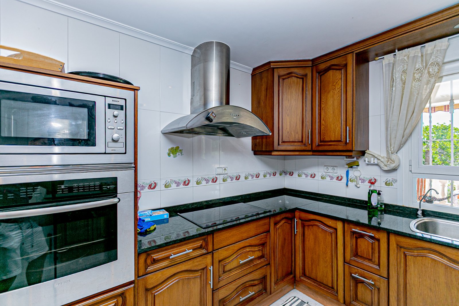 Wir freuen uns, Ihnen diese herrliche Villa mit 4 Schlafzimmern und 2,5 Bädern präsentieren zu dürfen, die sich in erster Linie am renommierten Golfp