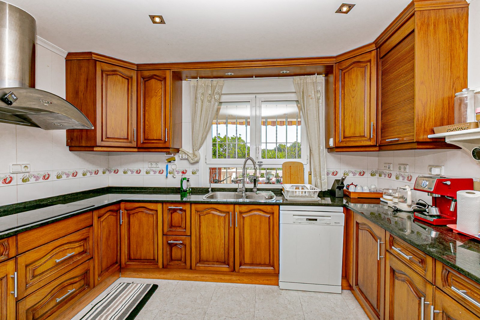 Wir freuen uns, Ihnen diese herrliche Villa mit 4 Schlafzimmern und 2,5 Bädern präsentieren zu dürfen, die sich in erster Linie am renommierten Golfp