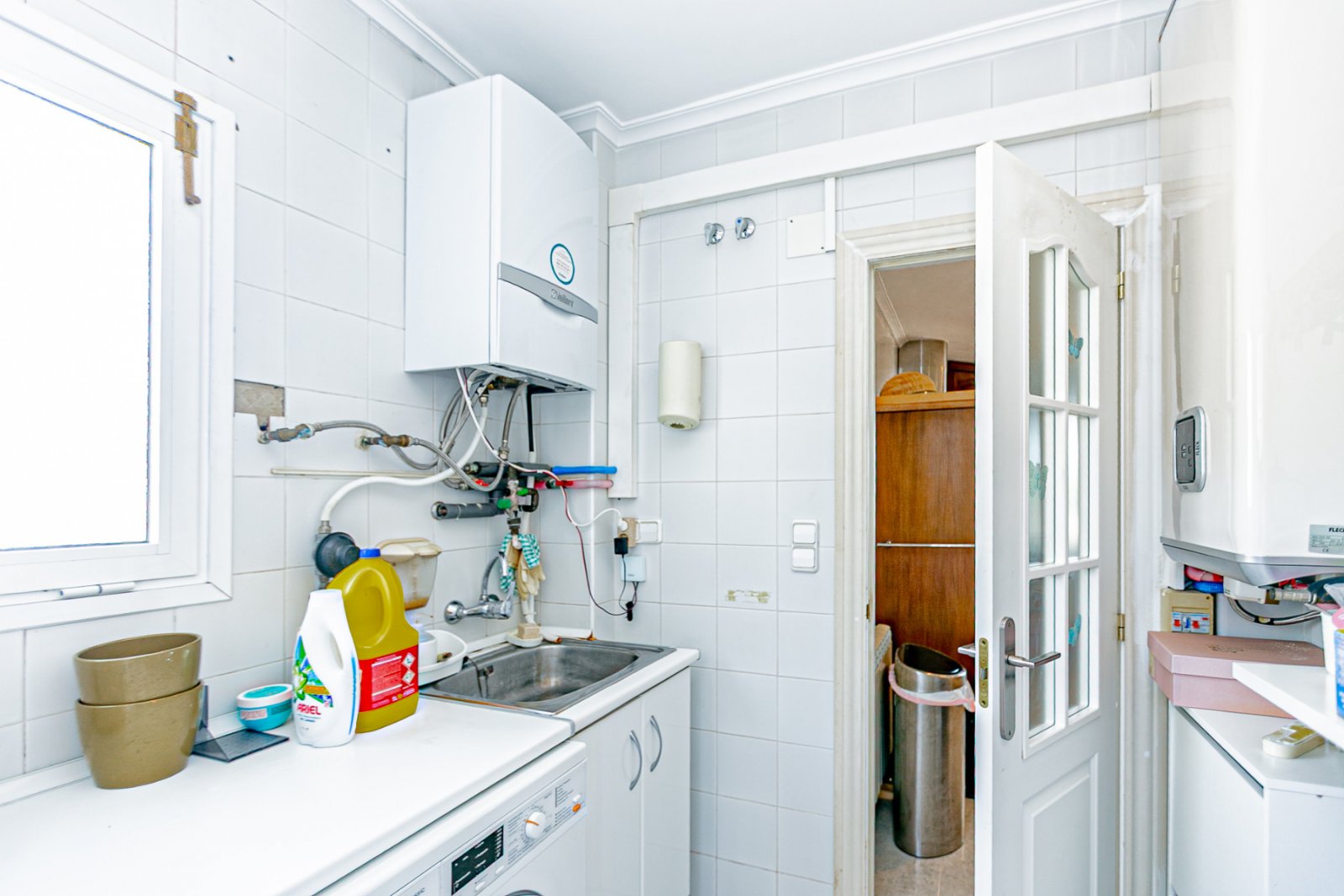 Wir freuen uns, Ihnen diese herrliche Villa mit 4 Schlafzimmern und 2,5 Bädern präsentieren zu dürfen, die sich in erster Linie am renommierten Golfp