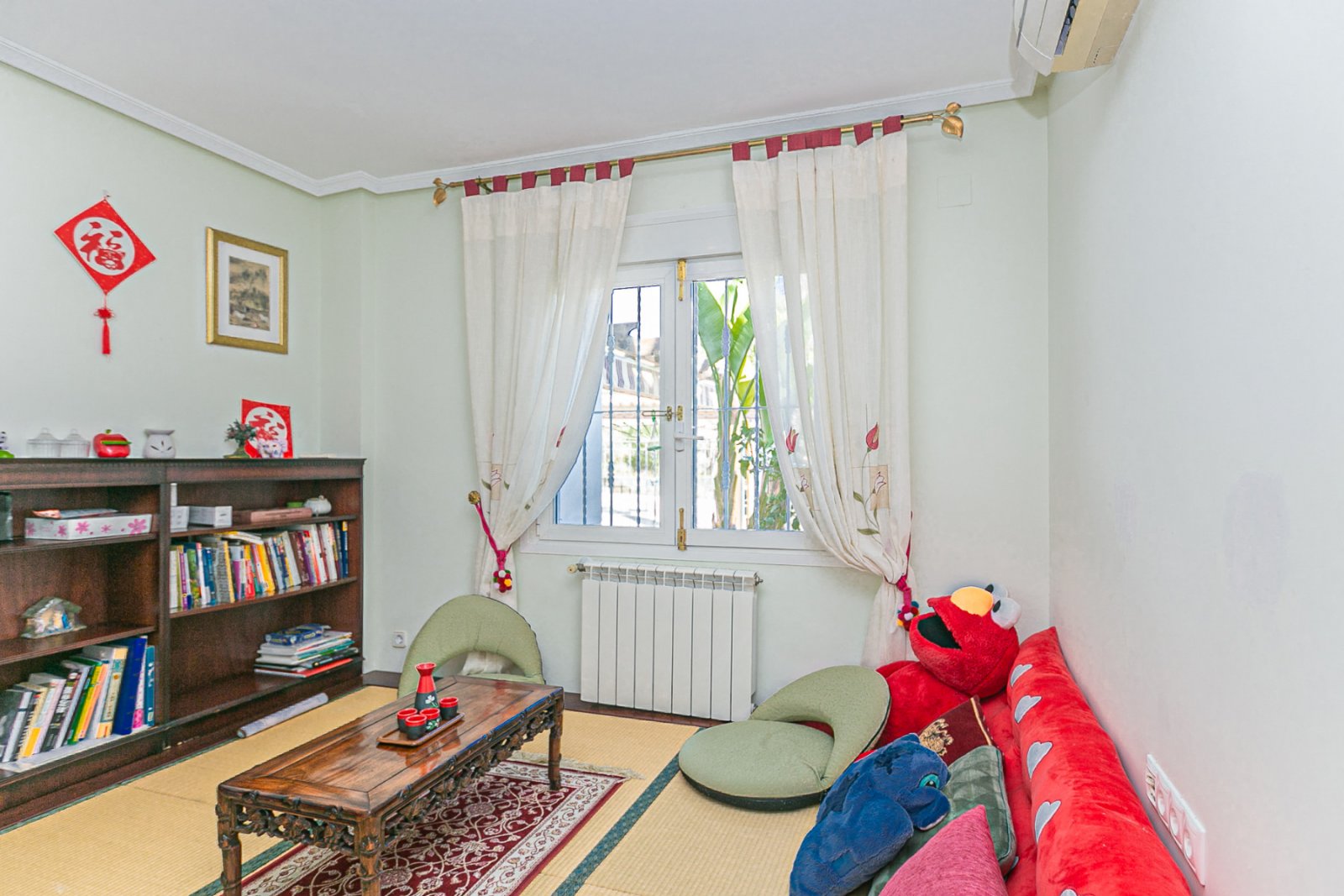 Wir freuen uns, Ihnen diese herrliche Villa mit 4 Schlafzimmern und 2,5 Bädern präsentieren zu dürfen, die sich in erster Linie am renommierten Golfp
