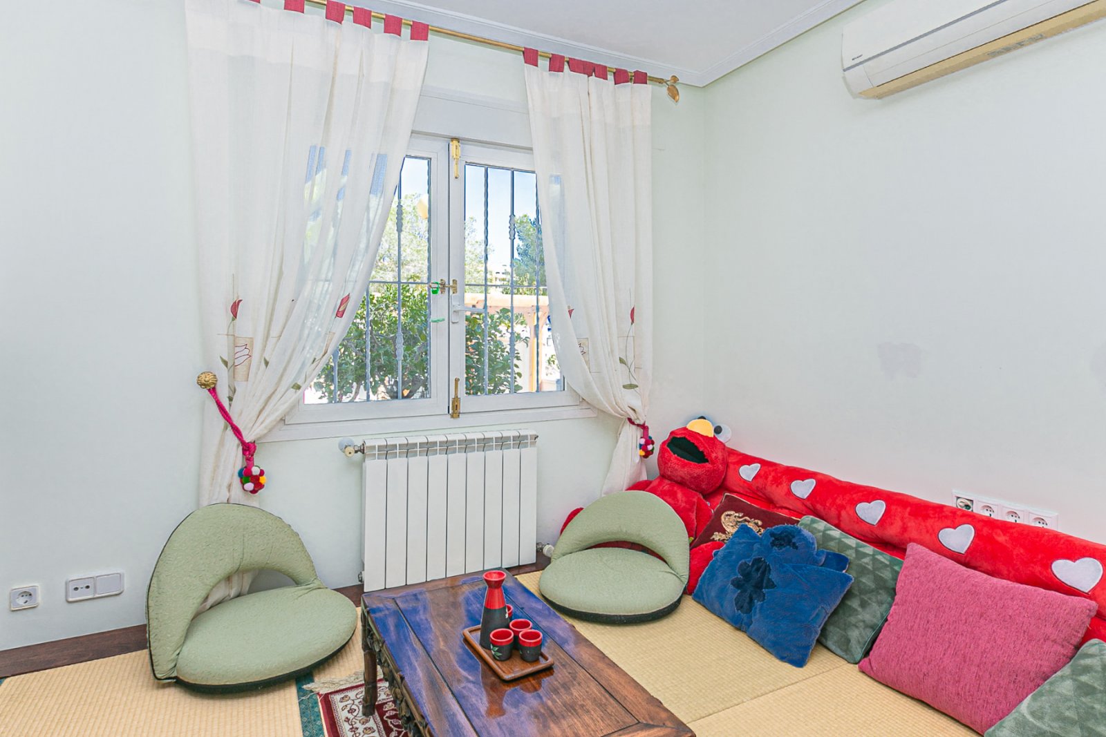 Wir freuen uns, Ihnen diese herrliche Villa mit 4 Schlafzimmern und 2,5 Bädern präsentieren zu dürfen, die sich in erster Linie am renommierten Golfp