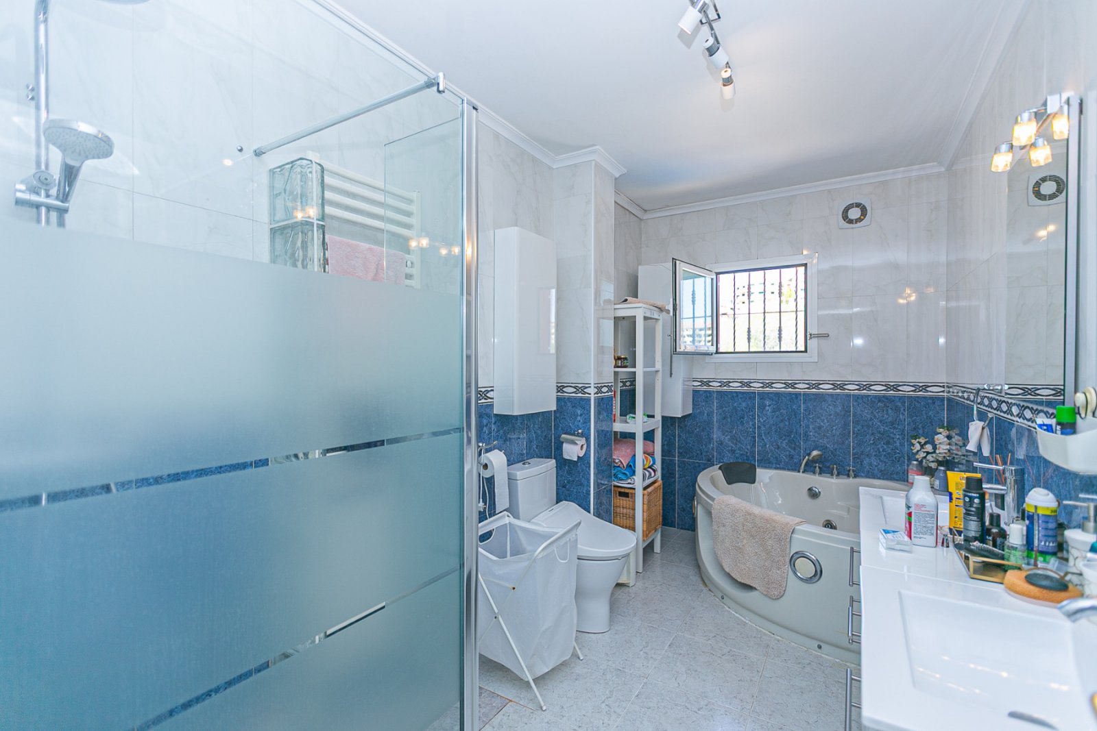 Wir freuen uns, Ihnen diese herrliche Villa mit 4 Schlafzimmern und 2,5 Bädern präsentieren zu dürfen, die sich in erster Linie am renommierten Golfp