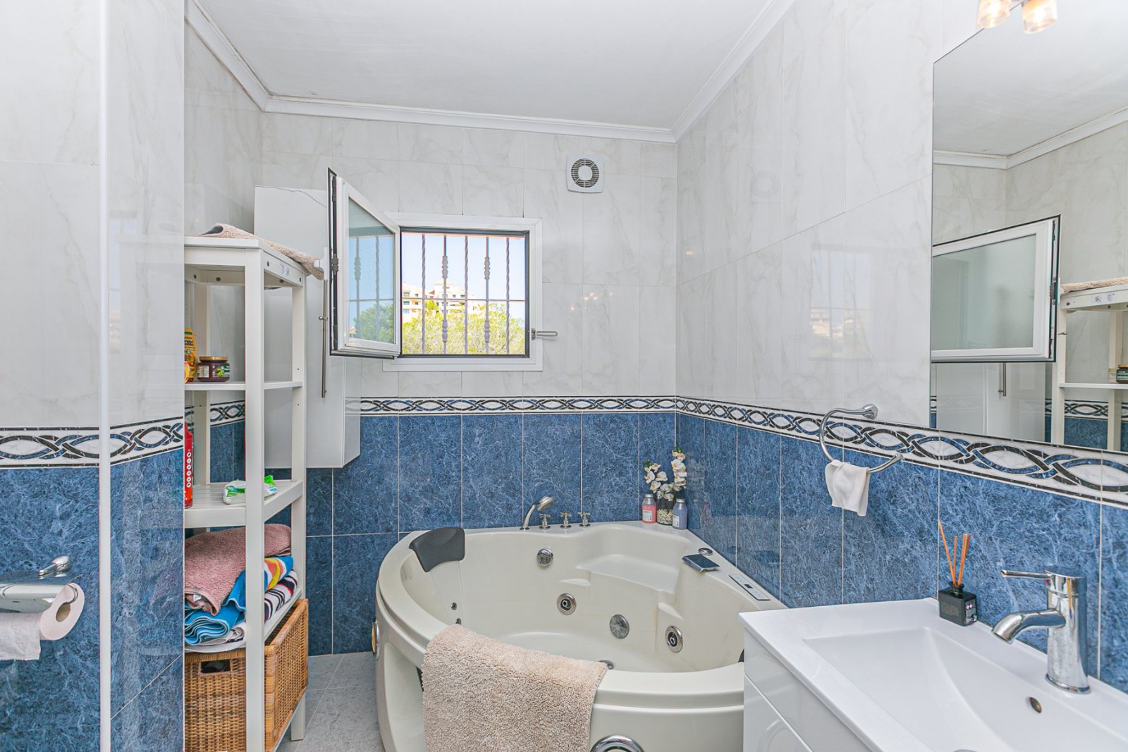 Wir freuen uns, Ihnen diese herrliche Villa mit 4 Schlafzimmern und 2,5 Bädern präsentieren zu dürfen, die sich in erster Linie am renommierten Golfp