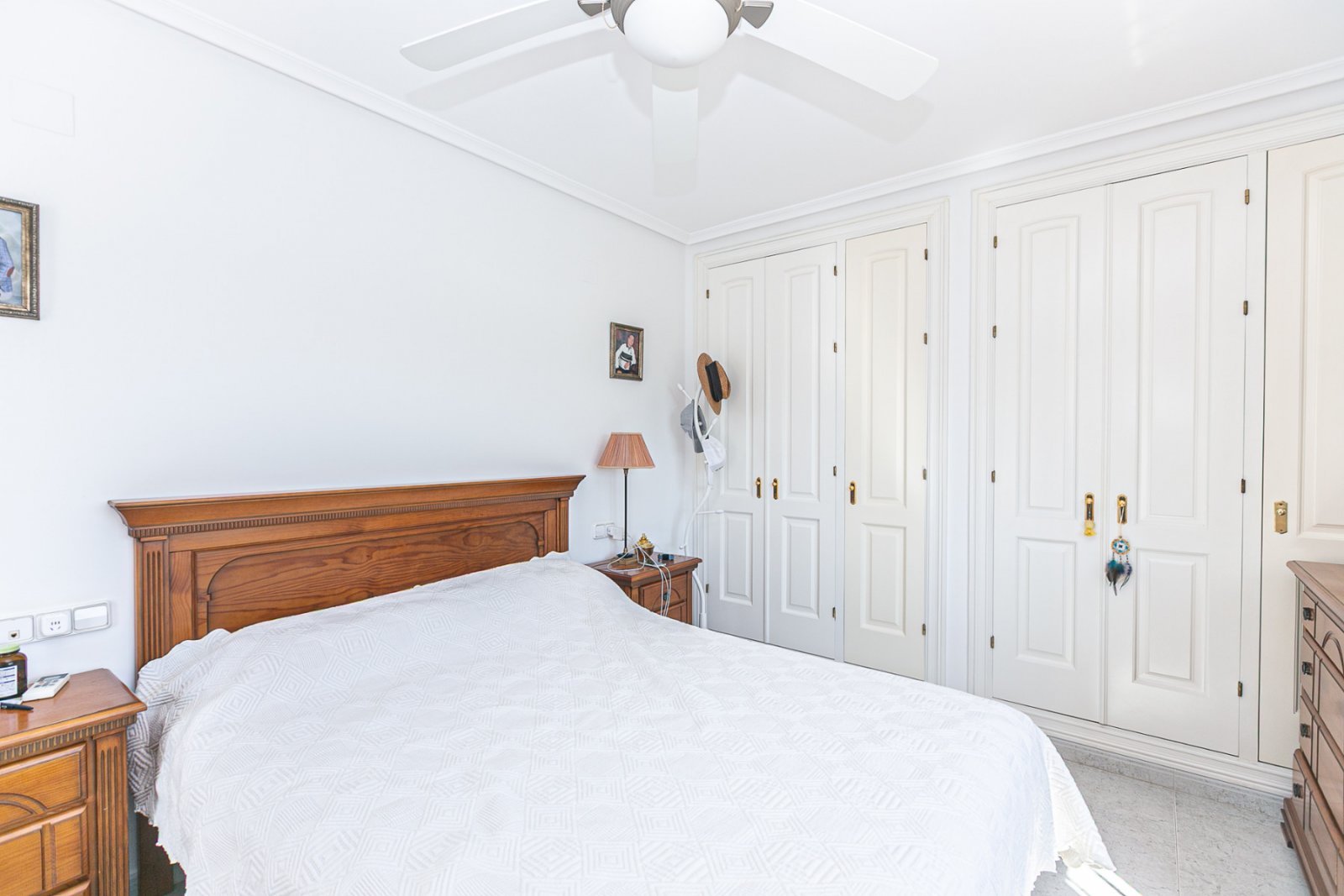 Wir freuen uns, Ihnen diese herrliche Villa mit 4 Schlafzimmern und 2,5 Bädern präsentieren zu dürfen, die sich in erster Linie am renommierten Golfp
