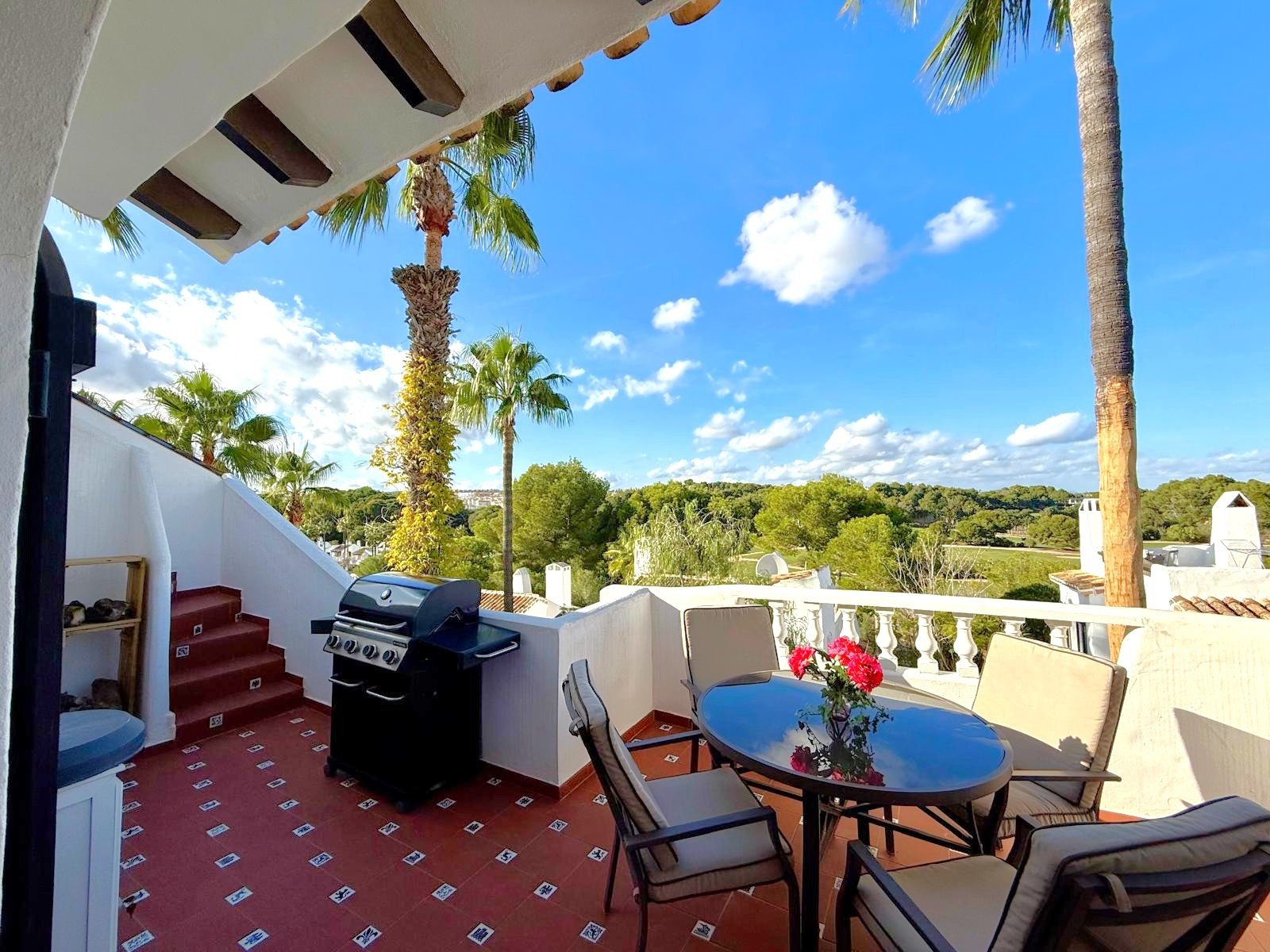 A traditional Spanish style very well maintained villa of 150 m2 including terraces,
on ground floor 3 bedrooms, of which two wit