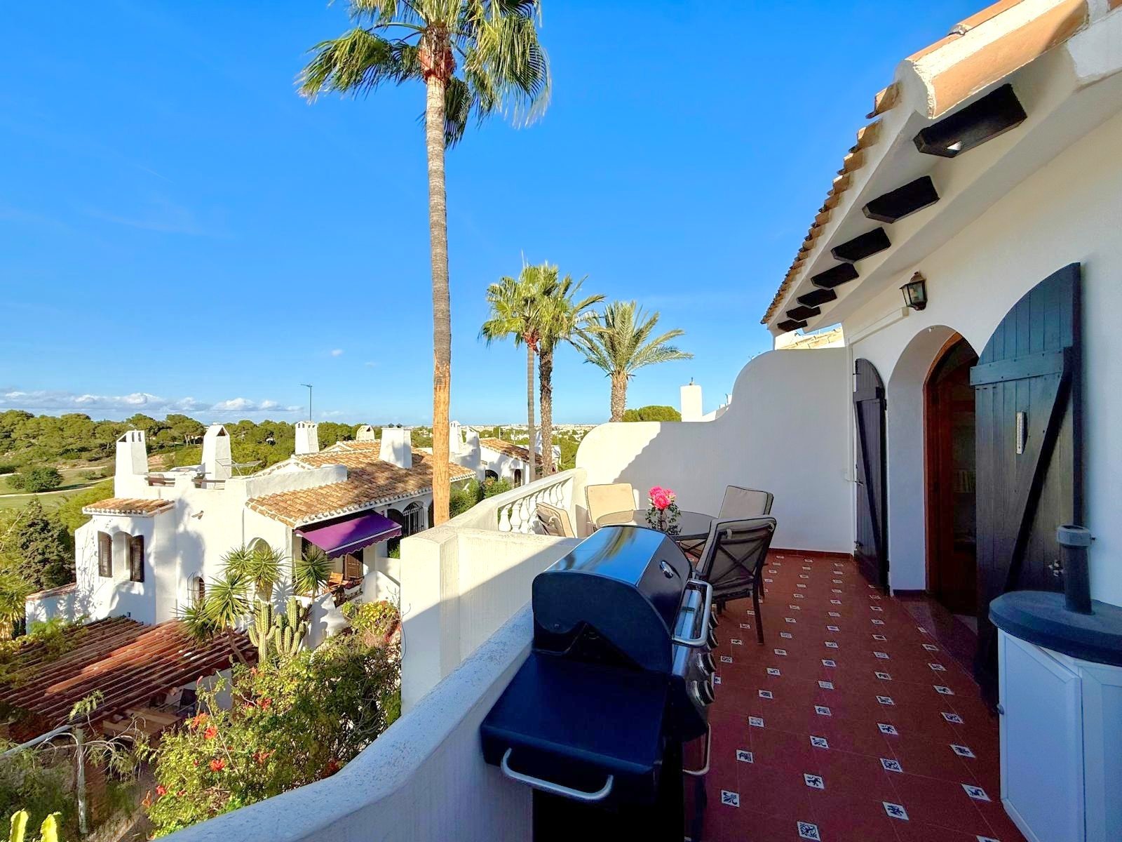 A traditional Spanish style very well maintained villa of 150 m2 including terraces,
on ground floor 3 bedrooms, of which two wit