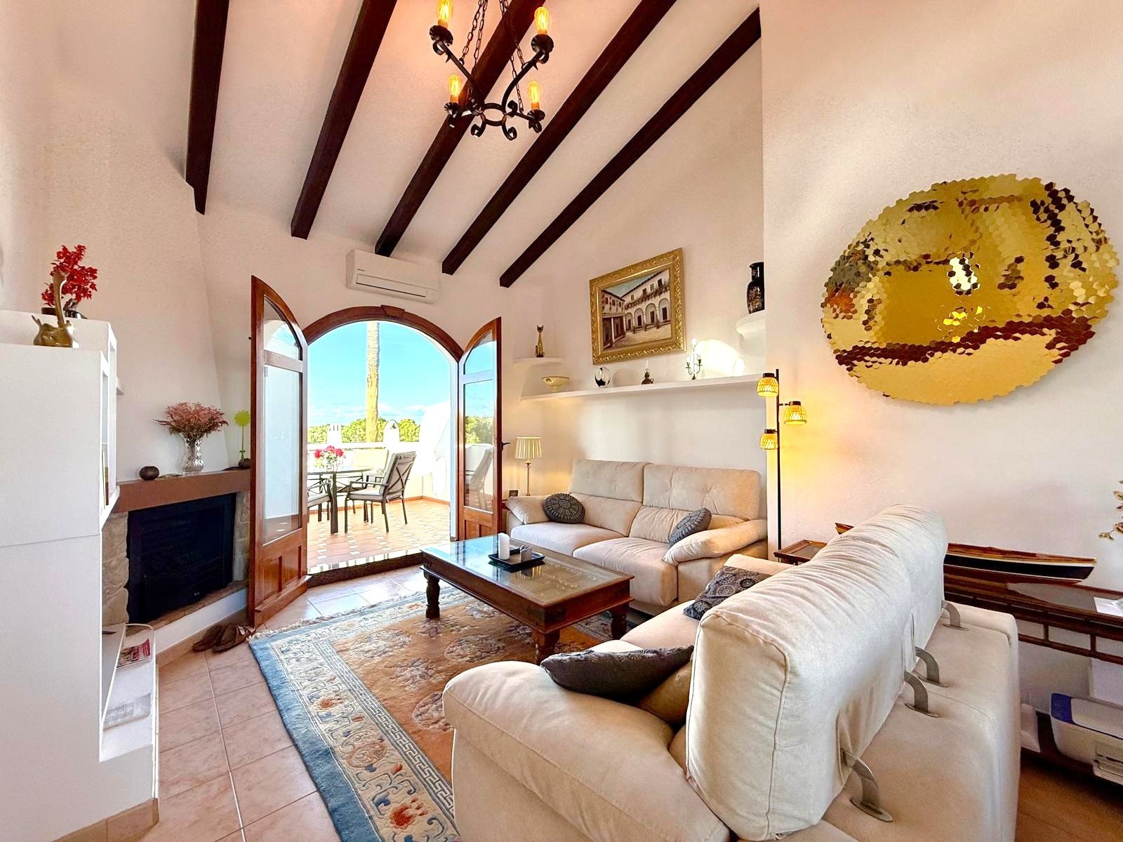 A traditional Spanish style very well maintained villa of 150 m2 including terraces,
on ground floor 3 bedrooms, of which two wit