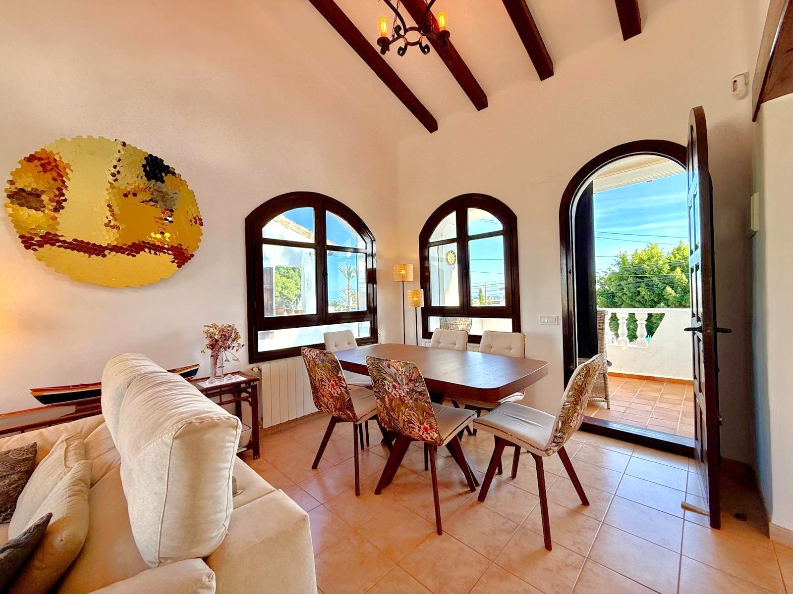 A traditional Spanish style very well maintained villa of 150 m2 including terraces,
on ground floor 3 bedrooms, of which two wit