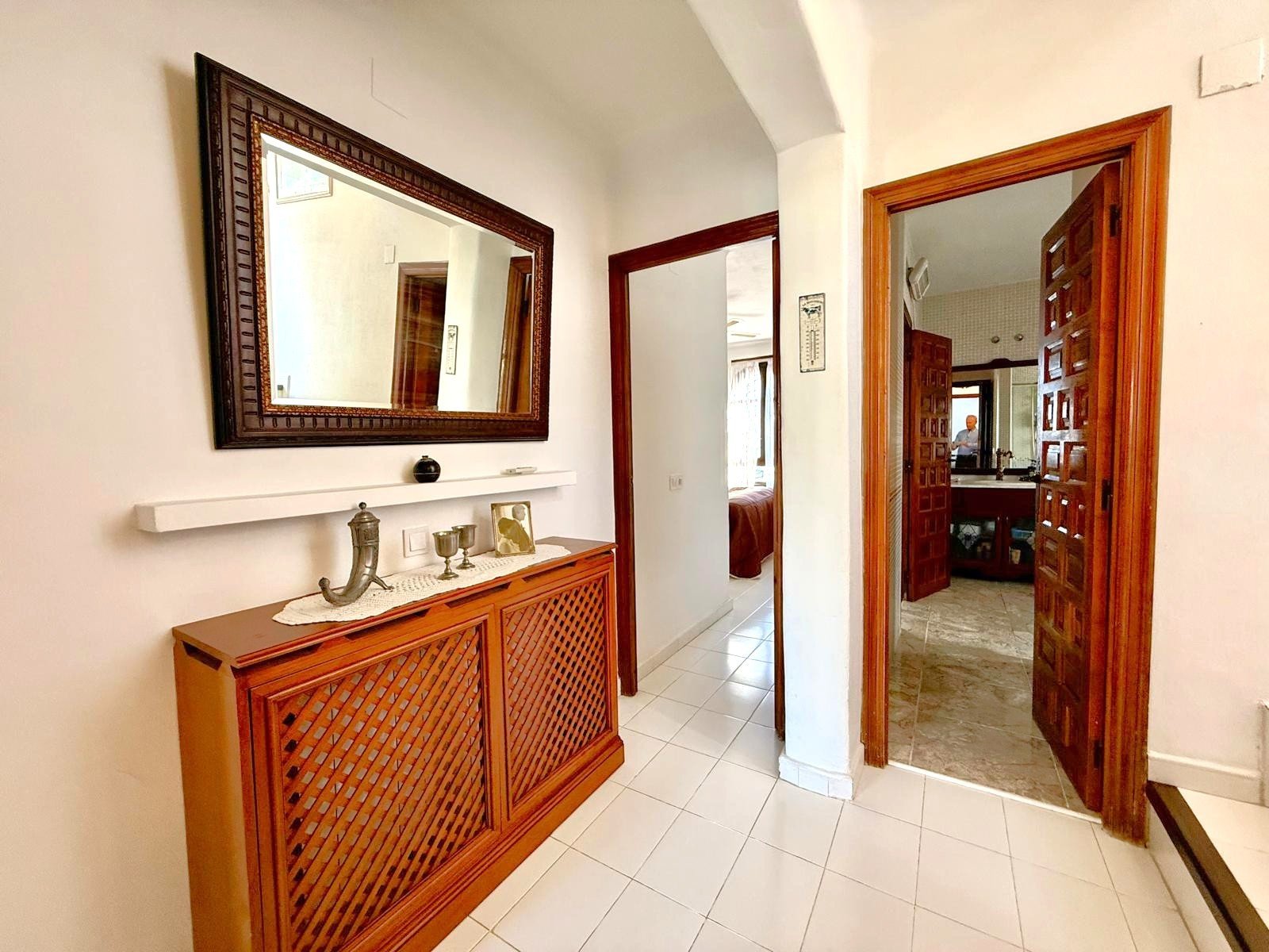 A traditional Spanish style very well maintained villa of 150 m2 including terraces,
on ground floor 3 bedrooms, of which two wit