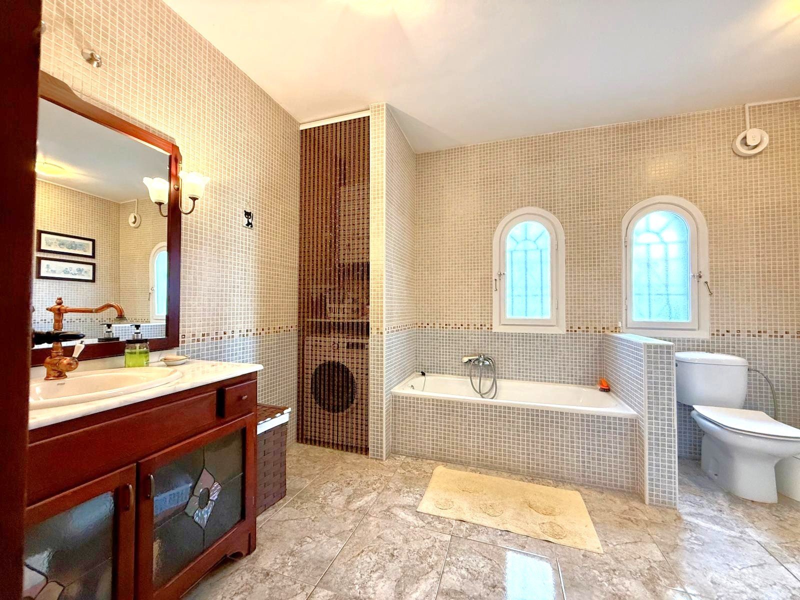 A traditional Spanish style very well maintained villa of 150 m2 including terraces,
on ground floor 3 bedrooms, of which two wit