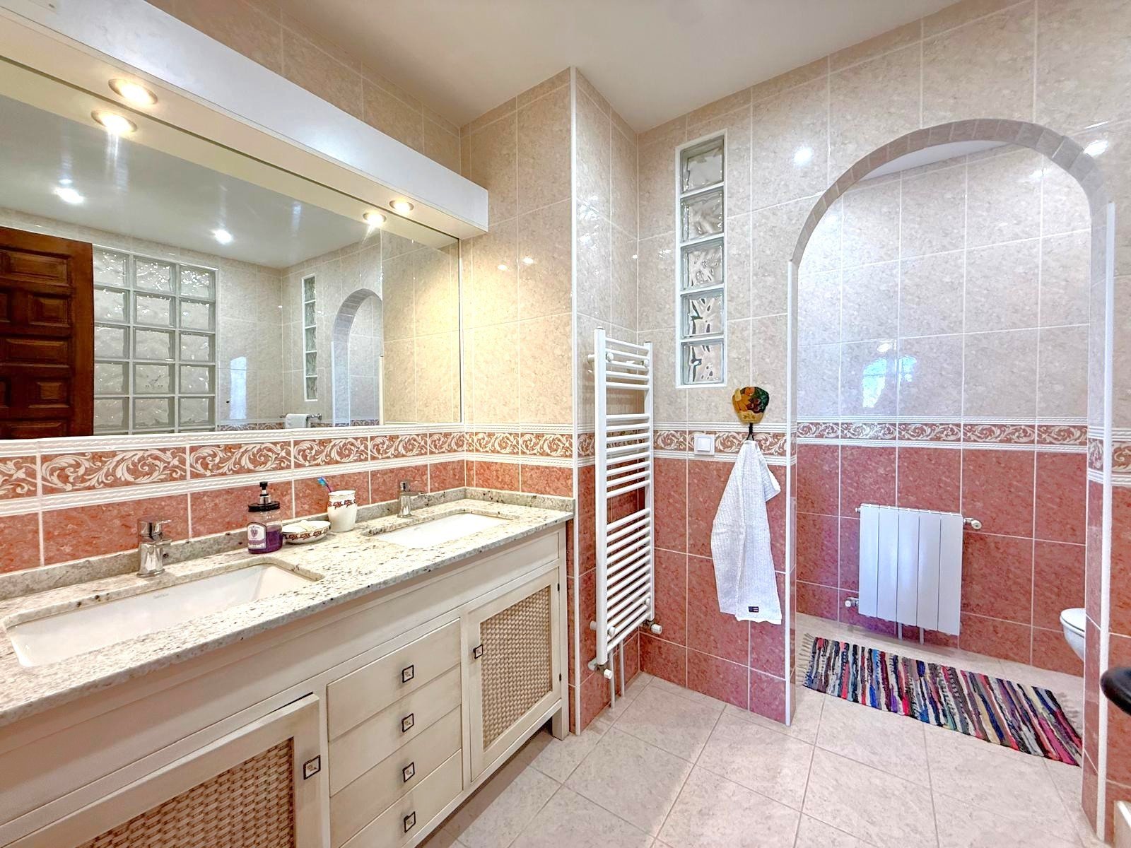 A traditional Spanish style very well maintained villa of 150 m2 including terraces,
on ground floor 3 bedrooms, of which two wit