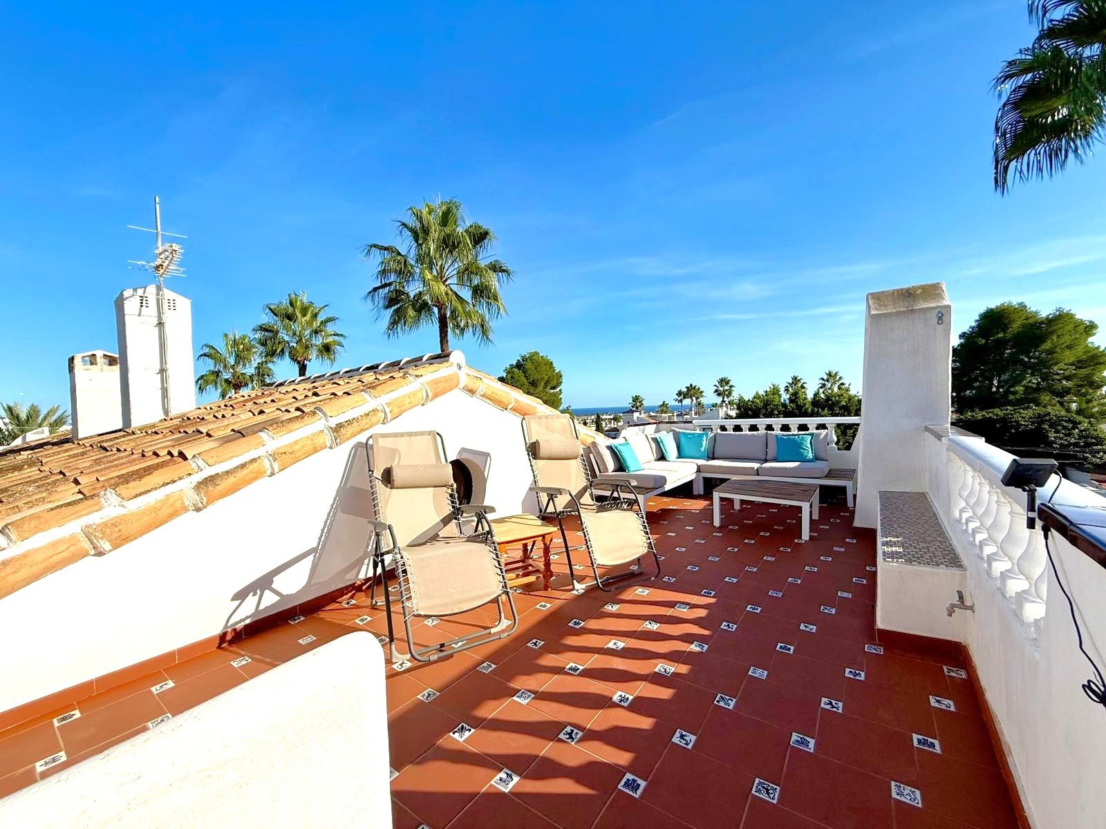A traditional Spanish style very well maintained villa of 150 m2 including terraces,
on ground floor 3 bedrooms, of which two wit