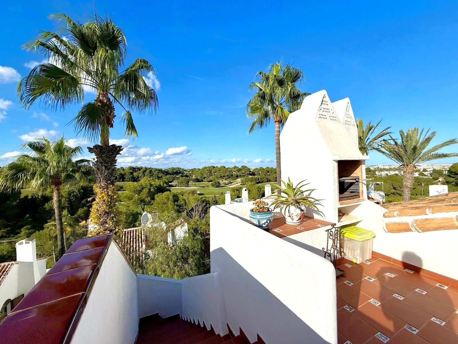 A traditional Spanish style very well maintained villa of 150 m2 including terraces,
on ground floor 3 bedrooms, of which two wit
