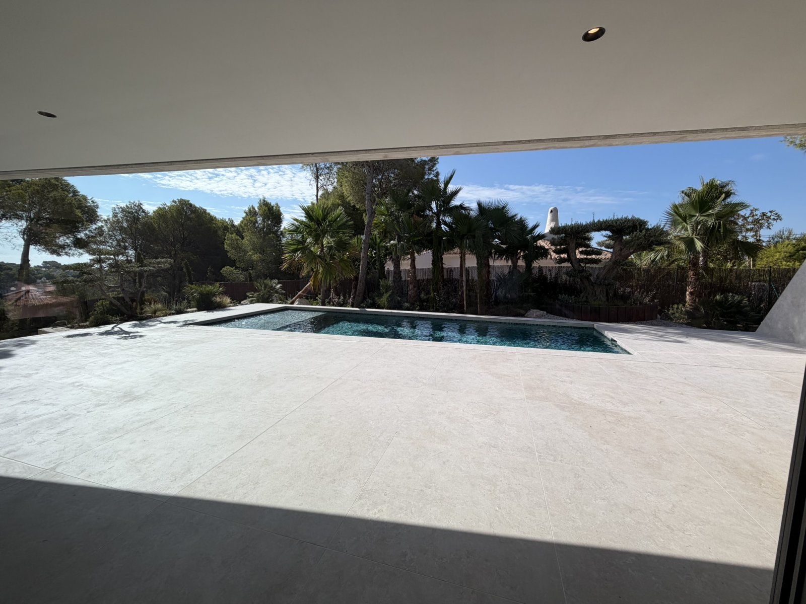 In der exklusiven Gegend von Altea gelegen, bietet diese Villa eine privilegierte Umgebung nur 2 km vom Meer entfernt. Mit einem Design, das Eleganz 