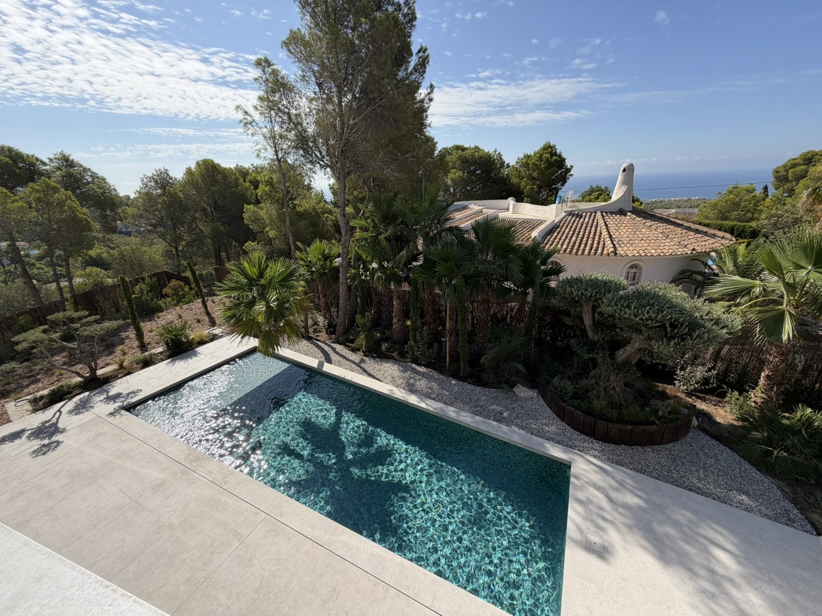  In der exklusiven Gegend von Altea gelegen, bietet diese Villa eine privilegierte Umgebung nur 2 km vom Meer entfernt. Mit einem Design, das Eleganz 