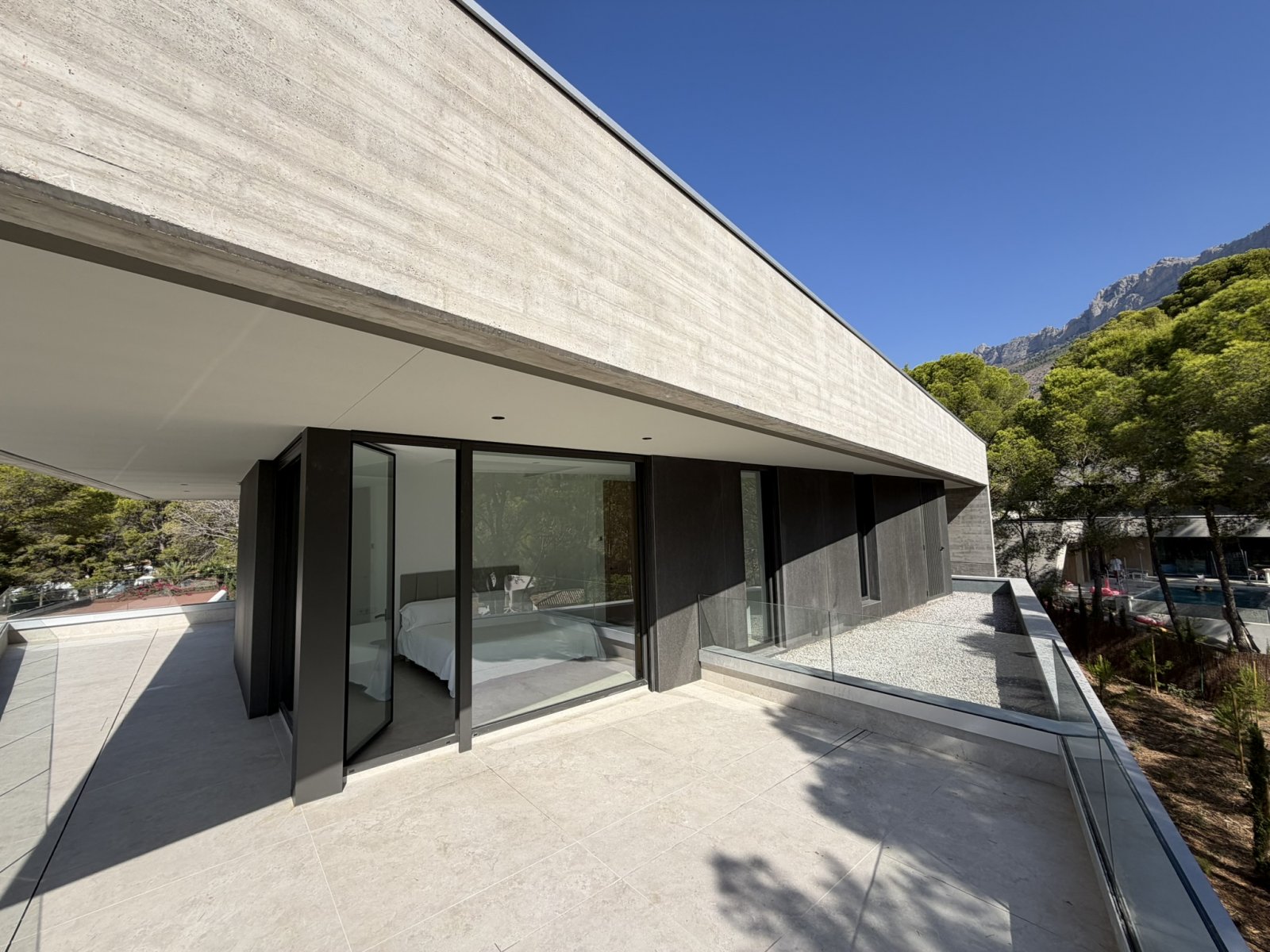  In der exklusiven Gegend von Altea gelegen, bietet diese Villa eine privilegierte Umgebung nur 2 km vom Meer entfernt. Mit einem Design, das Eleganz 
