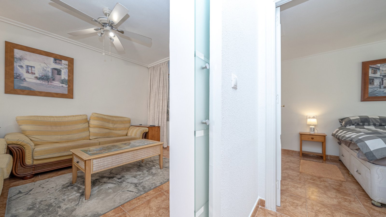 Diese gepflegte Vierfamilienvilla mit drei Schlafzimmern und zwei Badezimmern befindet sich in der begehrten Gegend von La Regia, Cabo Roig. Das im J