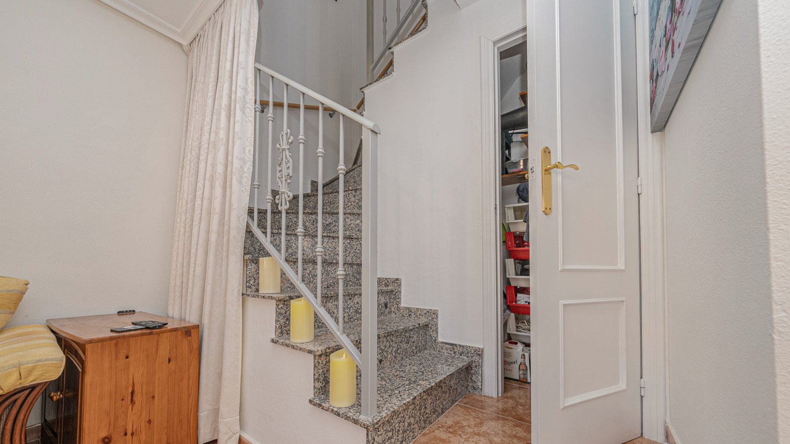 Diese gepflegte Vierfamilienvilla mit drei Schlafzimmern und zwei Badezimmern befindet sich in der begehrten Gegend von La Regia, Cabo Roig. Das im J