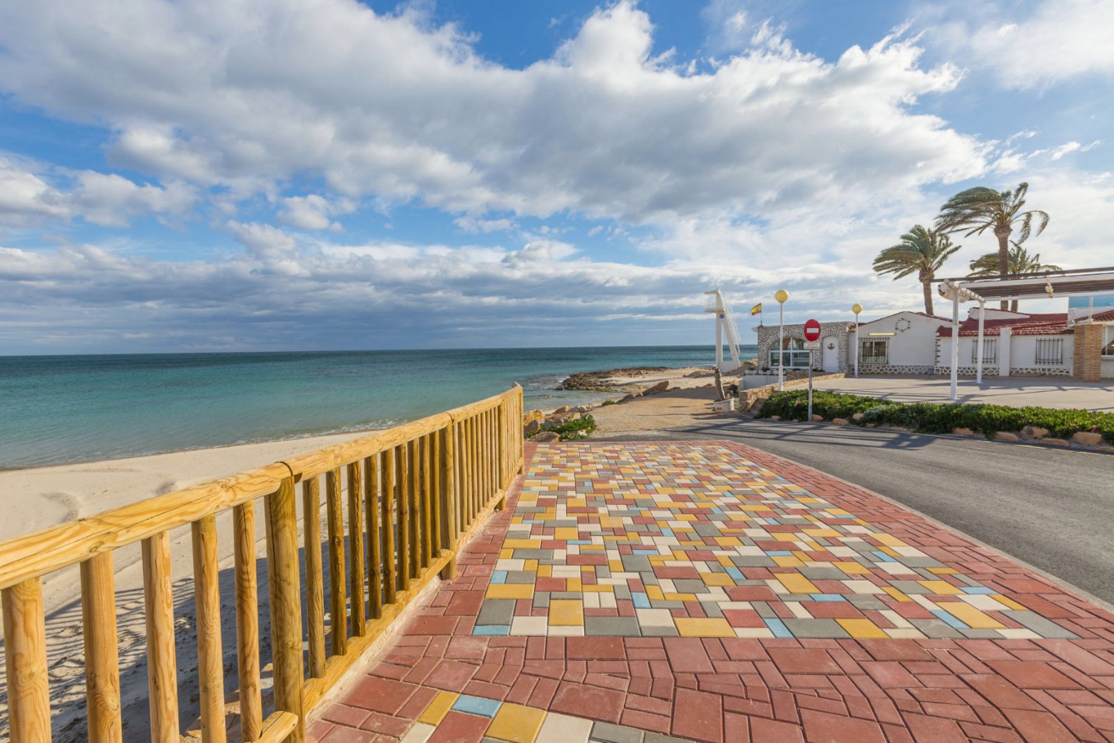 Diese gepflegte Vierfamilienvilla mit drei Schlafzimmern und zwei Badezimmern befindet sich in der begehrten Gegend von La Regia, Cabo Roig. Das im J