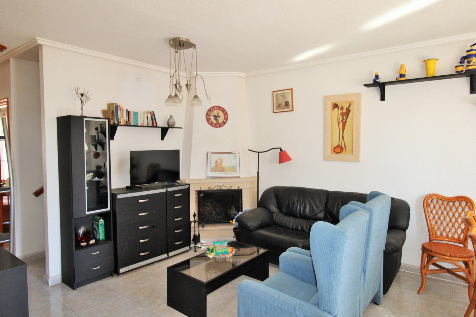 Großzügige Doppelhaushälfte mit einem großen Untergeschoss in der begehrten Wohnanlage Montegolf VI in Villamartin. Das Haus bietet 3 Schlafzimmer un
