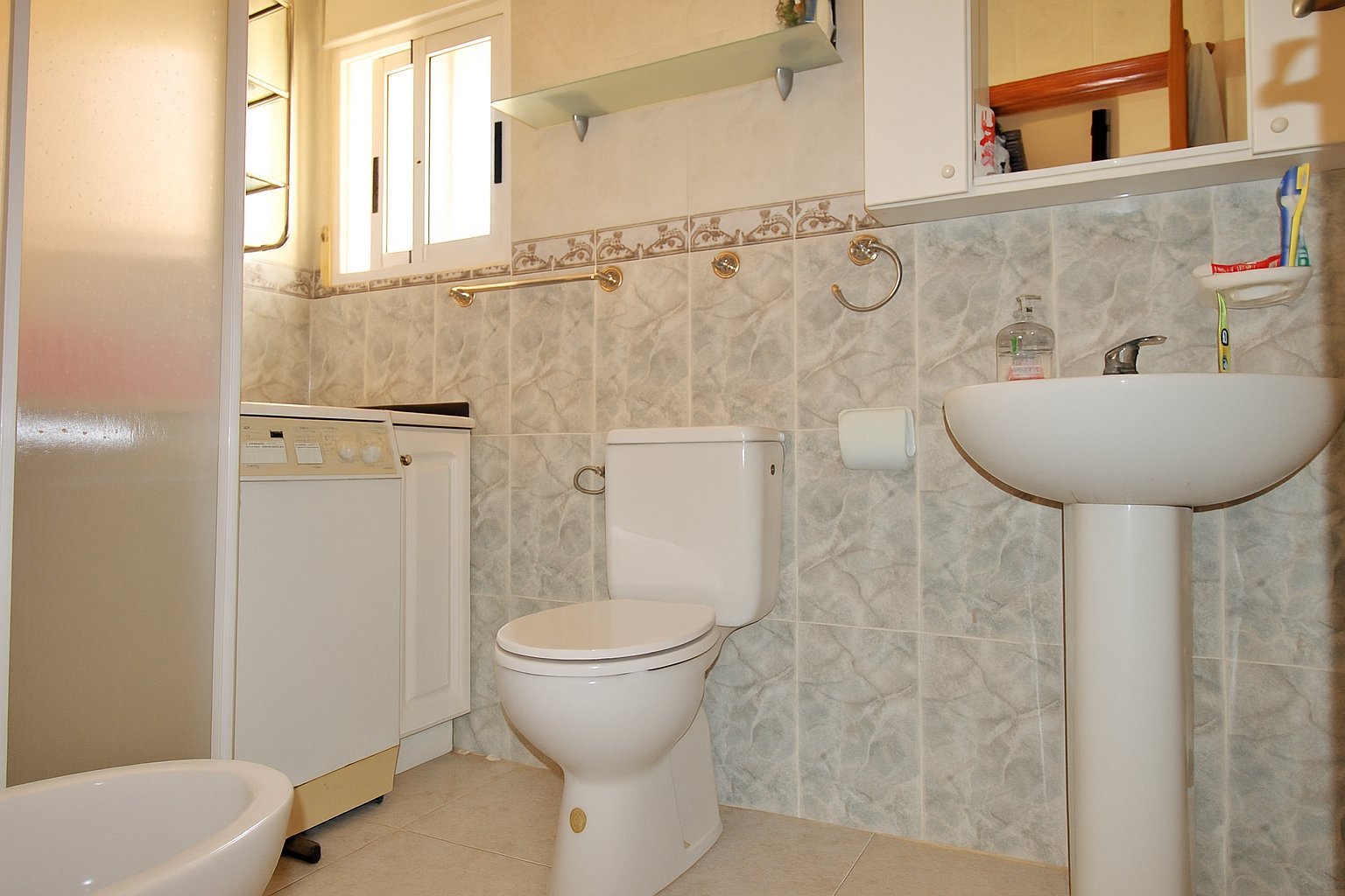 Großzügige Doppelhaushälfte mit einem großen Untergeschoss in der begehrten Wohnanlage Montegolf VI in Villamartin. Das Haus bietet 3 Schlafzimmer un
