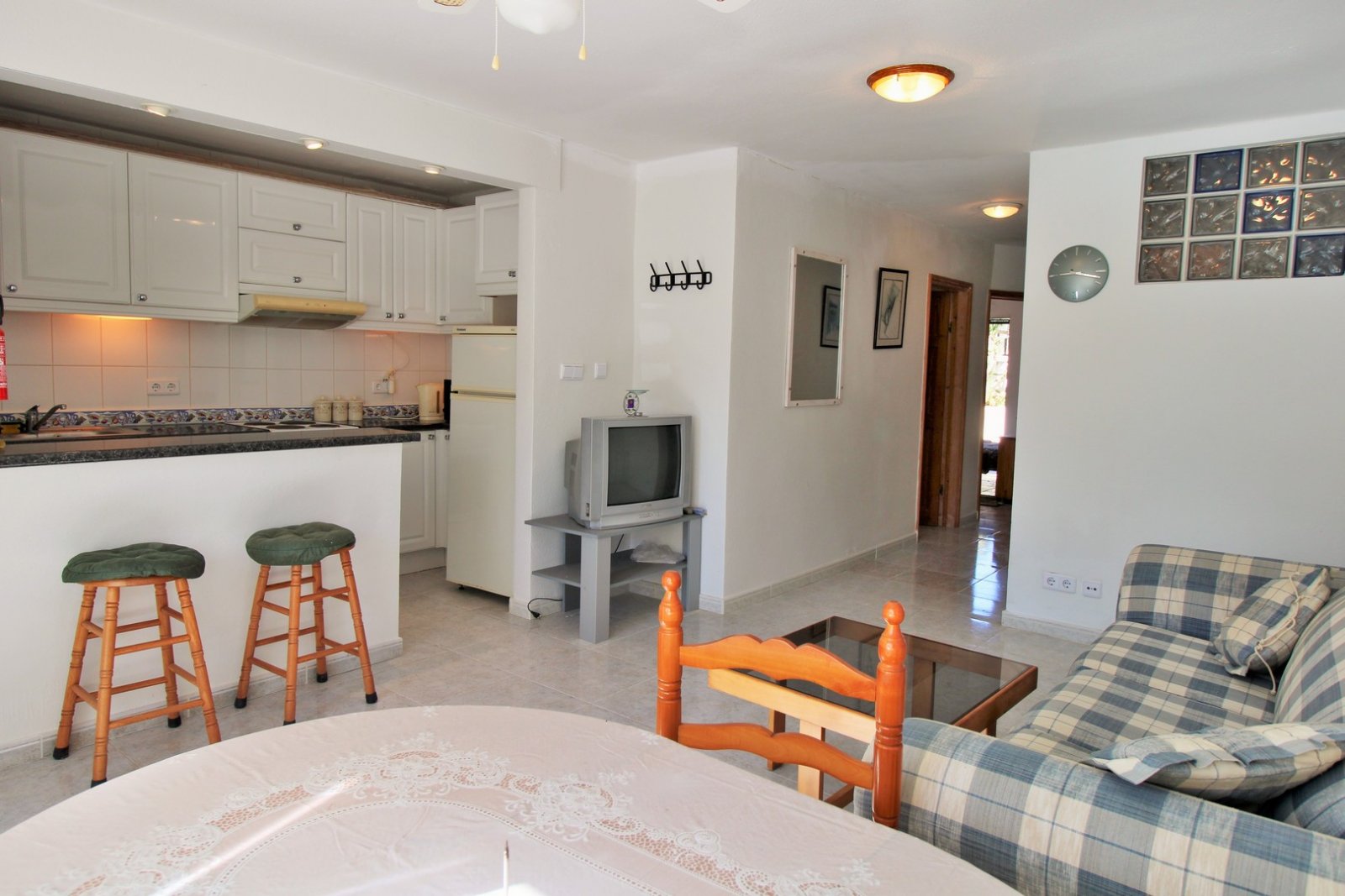 Großzügige Doppelhaushälfte mit einem großen Untergeschoss in der begehrten Wohnanlage Montegolf VI in Villamartin. Das Haus bietet 3 Schlafzimmer un
