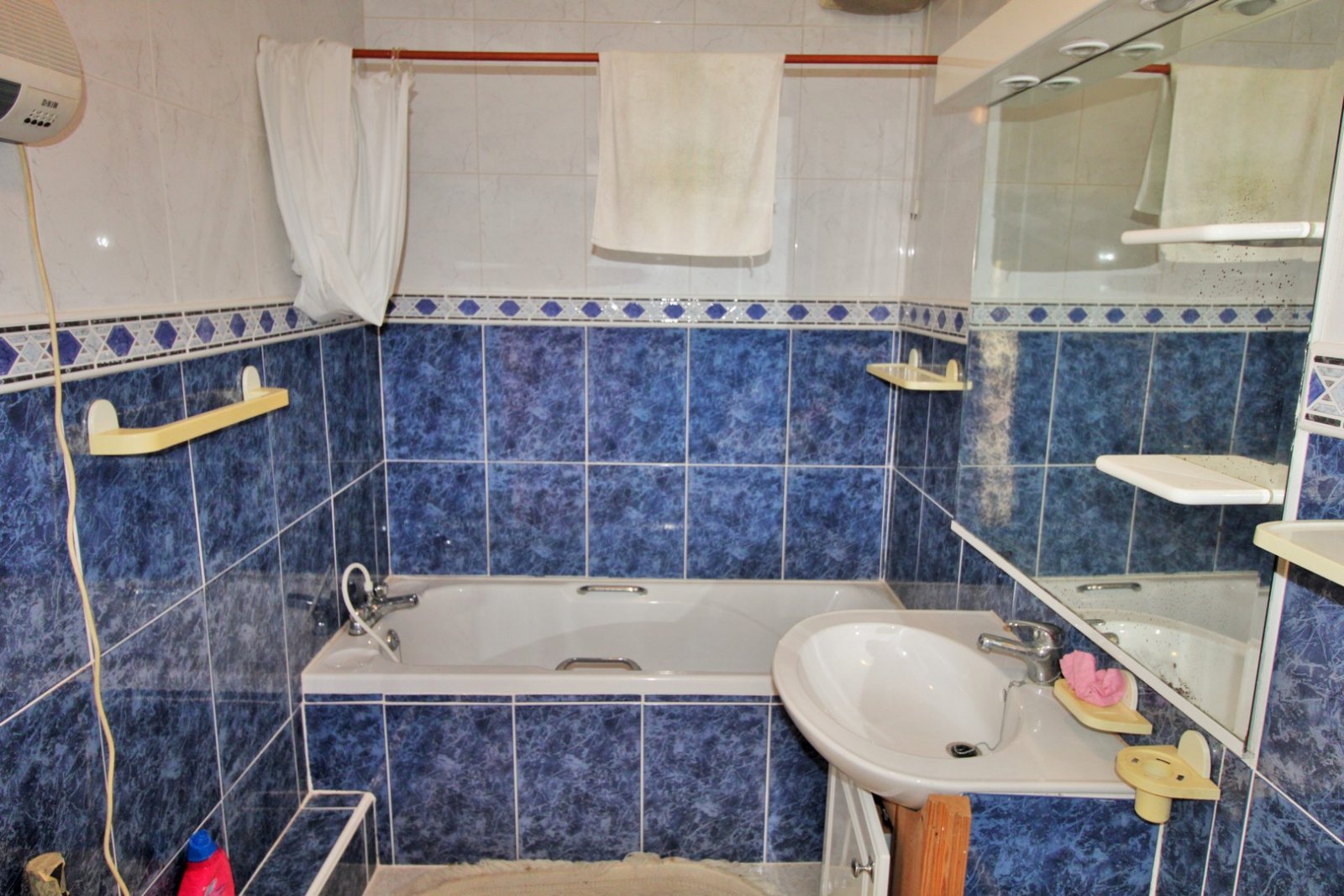 Großzügige Doppelhaushälfte mit einem großen Untergeschoss in der begehrten Wohnanlage Montegolf VI in Villamartin. Das Haus bietet 3 Schlafzimmer un