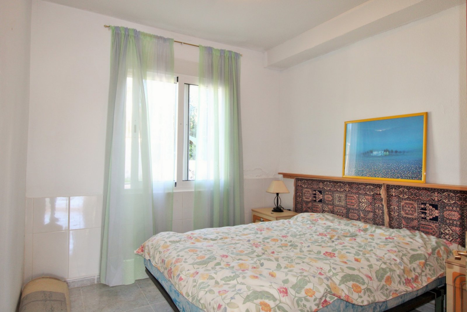 Großzügige Doppelhaushälfte mit einem großen Untergeschoss in der begehrten Wohnanlage Montegolf VI in Villamartin. Das Haus bietet 3 Schlafzimmer un