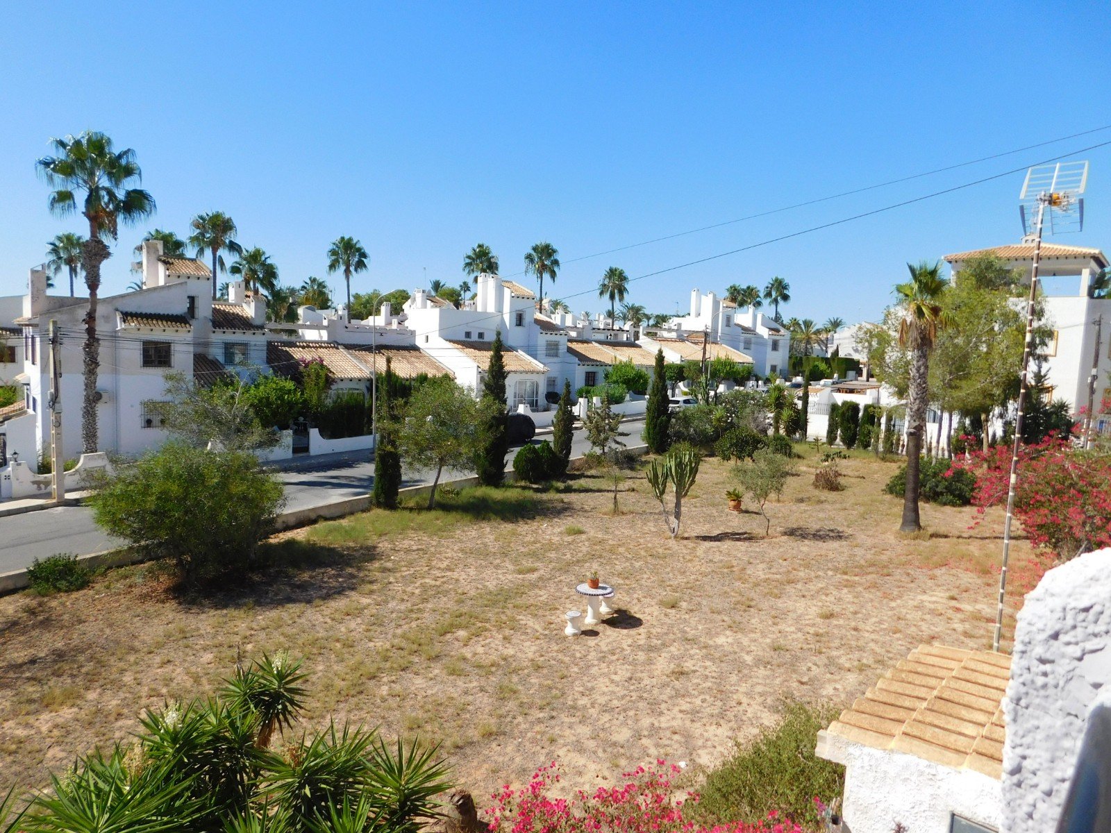 Looking for a lock up and leave property in the Orihuela Costa? Walking distance to all amenities? Well, we have the right one for you!! Here is a g