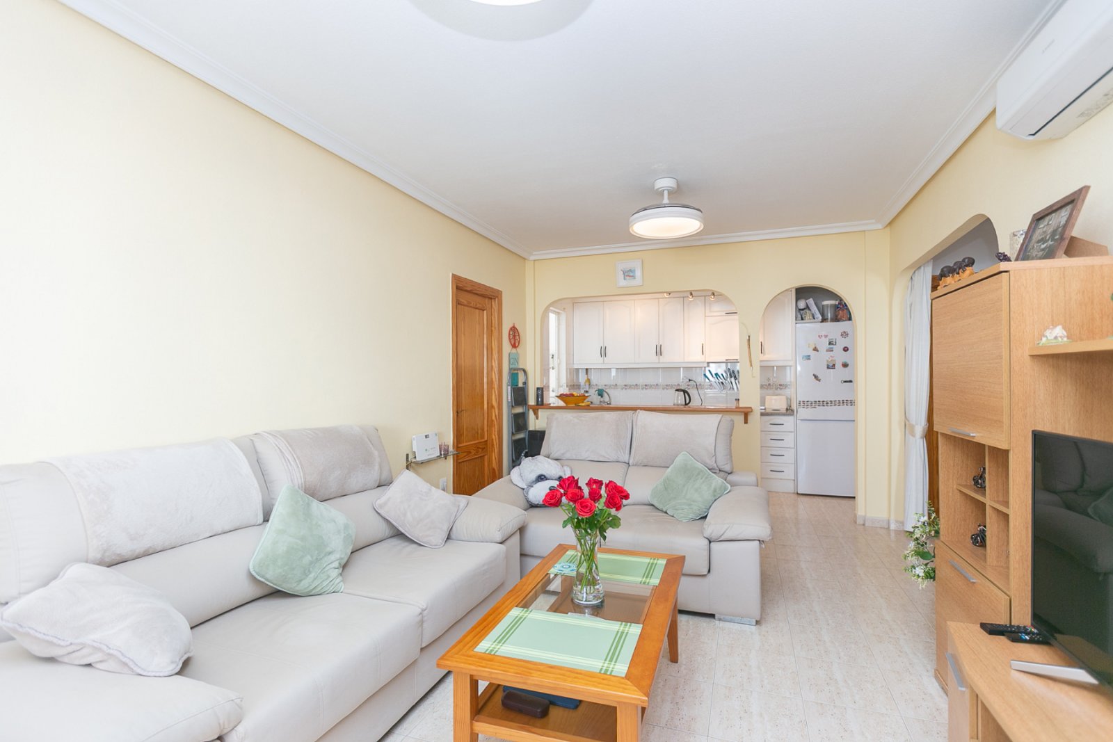 Wir präsentieren Ihnen dieses fantastische Bungalow in der obersten Etage im exklusiven, geschlossenen Wohnkomplex Zeniamar III, einer der gefragtest