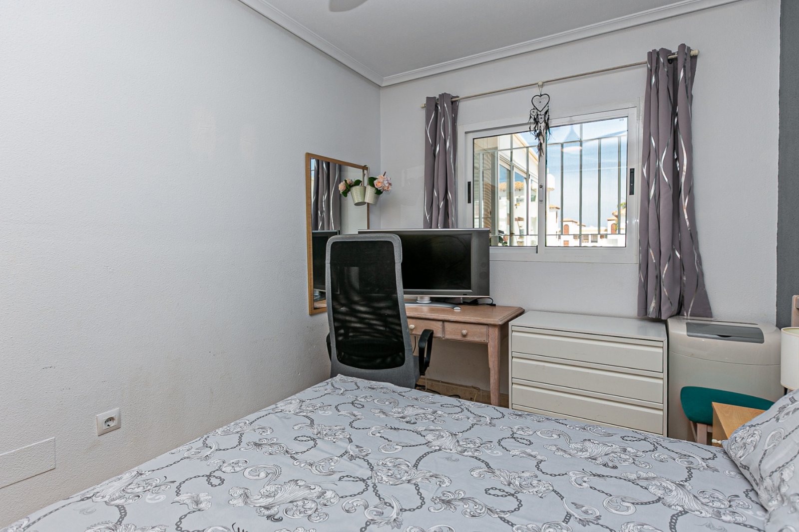 Wir präsentieren Ihnen dieses fantastische Bungalow in der obersten Etage im exklusiven, geschlossenen Wohnkomplex Zeniamar III, einer der gefragtest