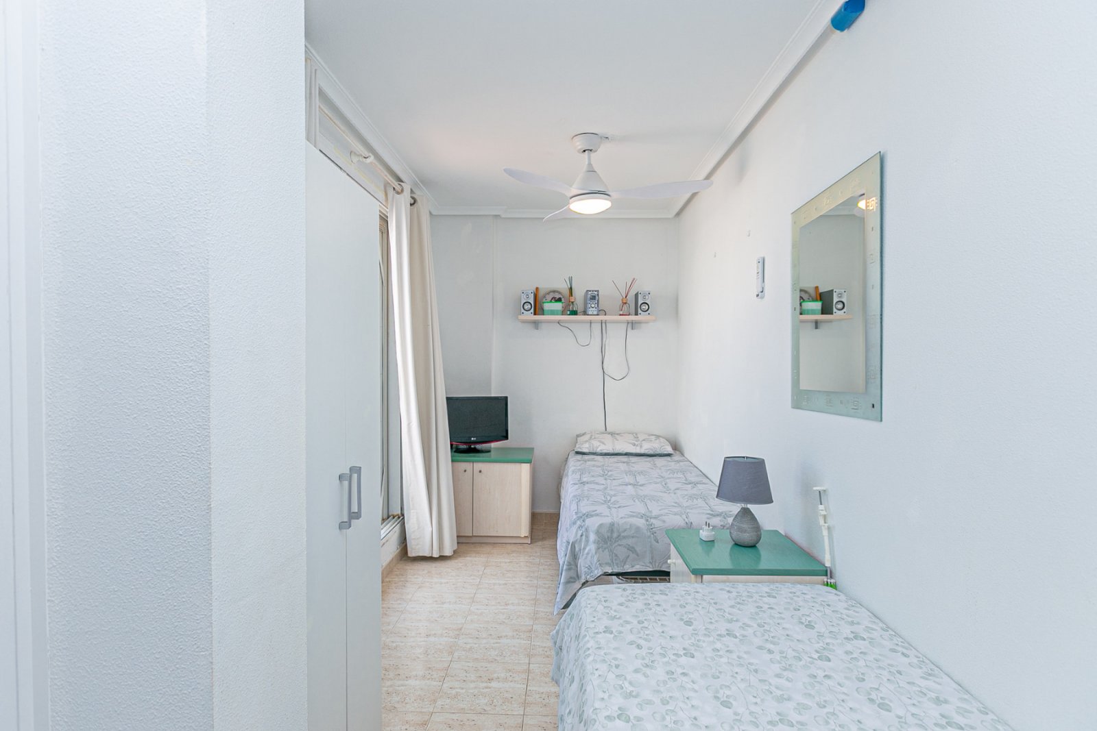 Wir präsentieren Ihnen dieses fantastische Bungalow in der obersten Etage im exklusiven, geschlossenen Wohnkomplex Zeniamar III, einer der gefragtest