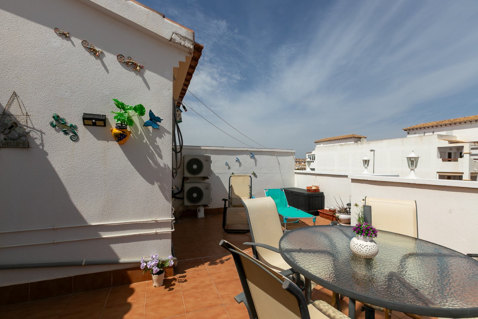 Wir präsentieren Ihnen dieses fantastische Bungalow in der obersten Etage im exklusiven, geschlossenen Wohnkomplex Zeniamar III, einer der gefragtest