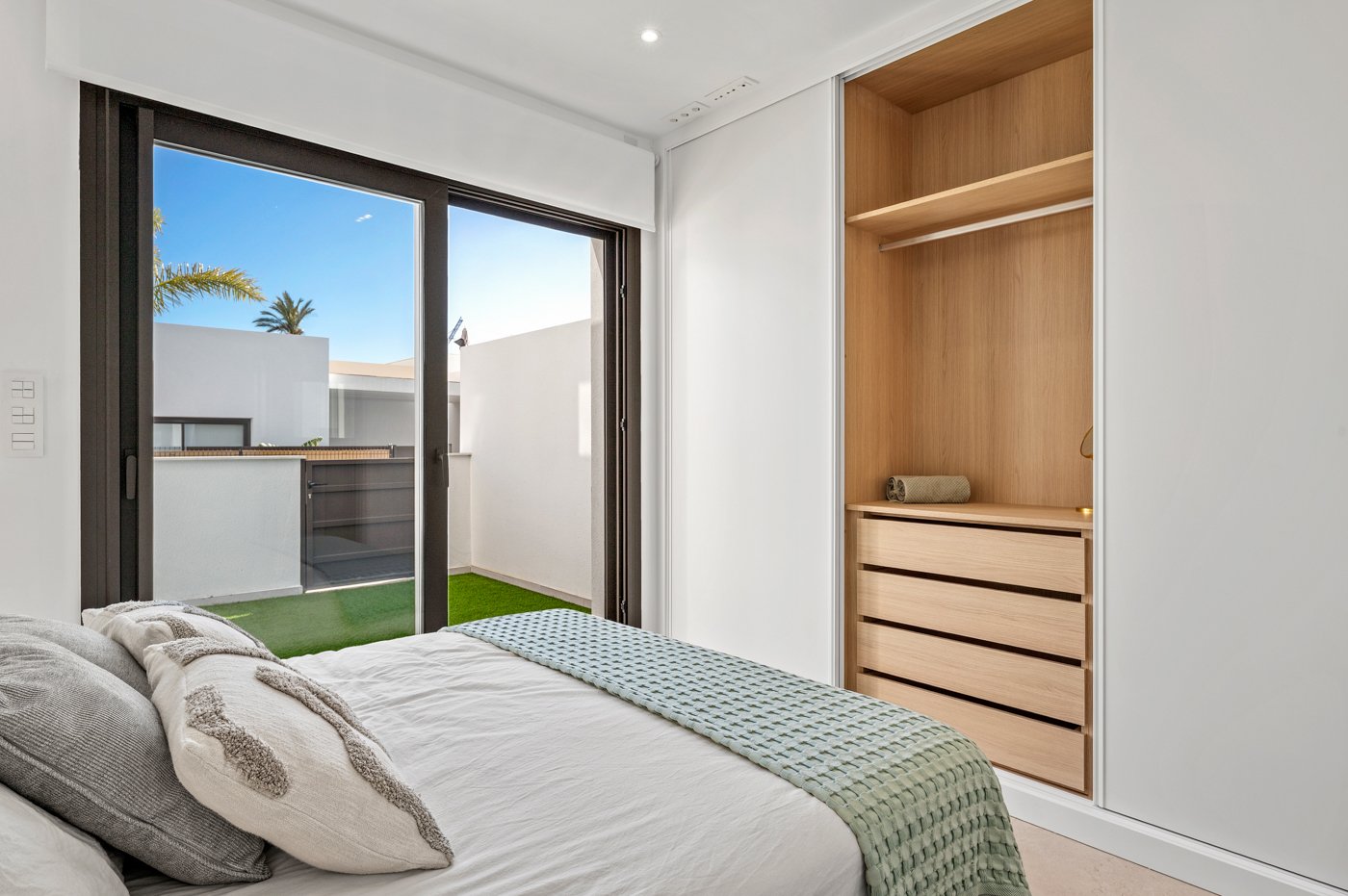 Im charmanten Ort Los Alcázares gelegen, bietet diese exklusive Wohnanlage eine Auswahl von 16 Immobilien, darunter Apartments, Erdgeschosse und Pent