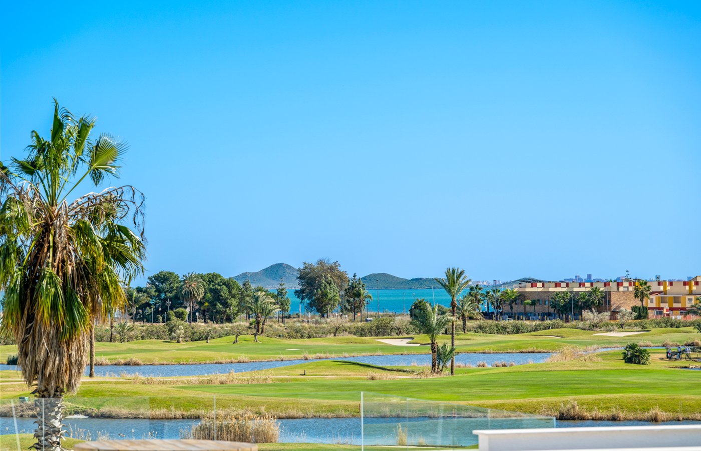 Im charmanten Ort Los Alcázares gelegen, bietet diese exklusive Wohnanlage eine Auswahl von 16 Immobilien, darunter Apartments, Erdgeschosse und Pent