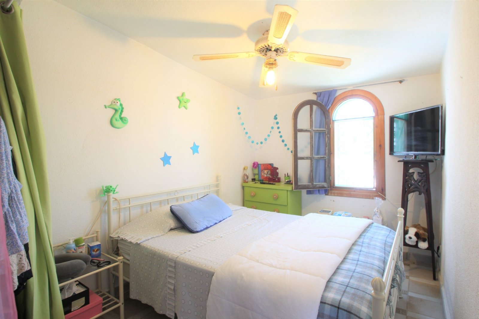 An ideally positioned townhouse with large living dining area, with separate kitchen and guest toilet on ground floor.  2 bedrooms and