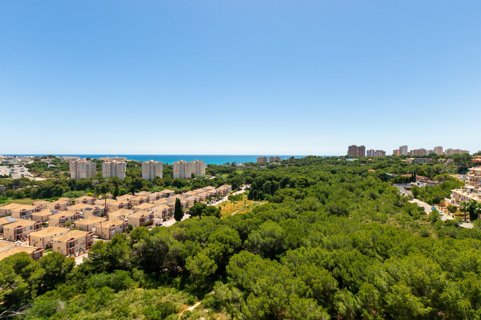 Entdecken Sie diese fantastische Wohnung in der prestigeträchtigen Wohnanlage Los Altos de Campoamor, einer der bekanntesten und gefragtesten Urbanis