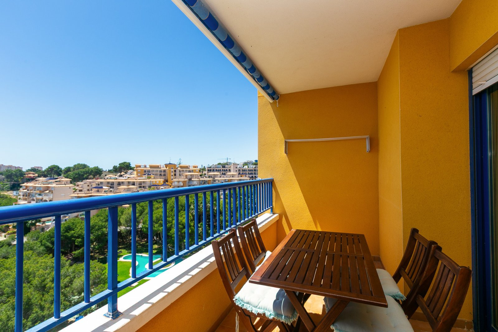 Entdecken Sie diese fantastische Wohnung in der prestigeträchtigen Wohnanlage Los Altos de Campoamor, einer der bekanntesten und gefragtesten Urbanis
