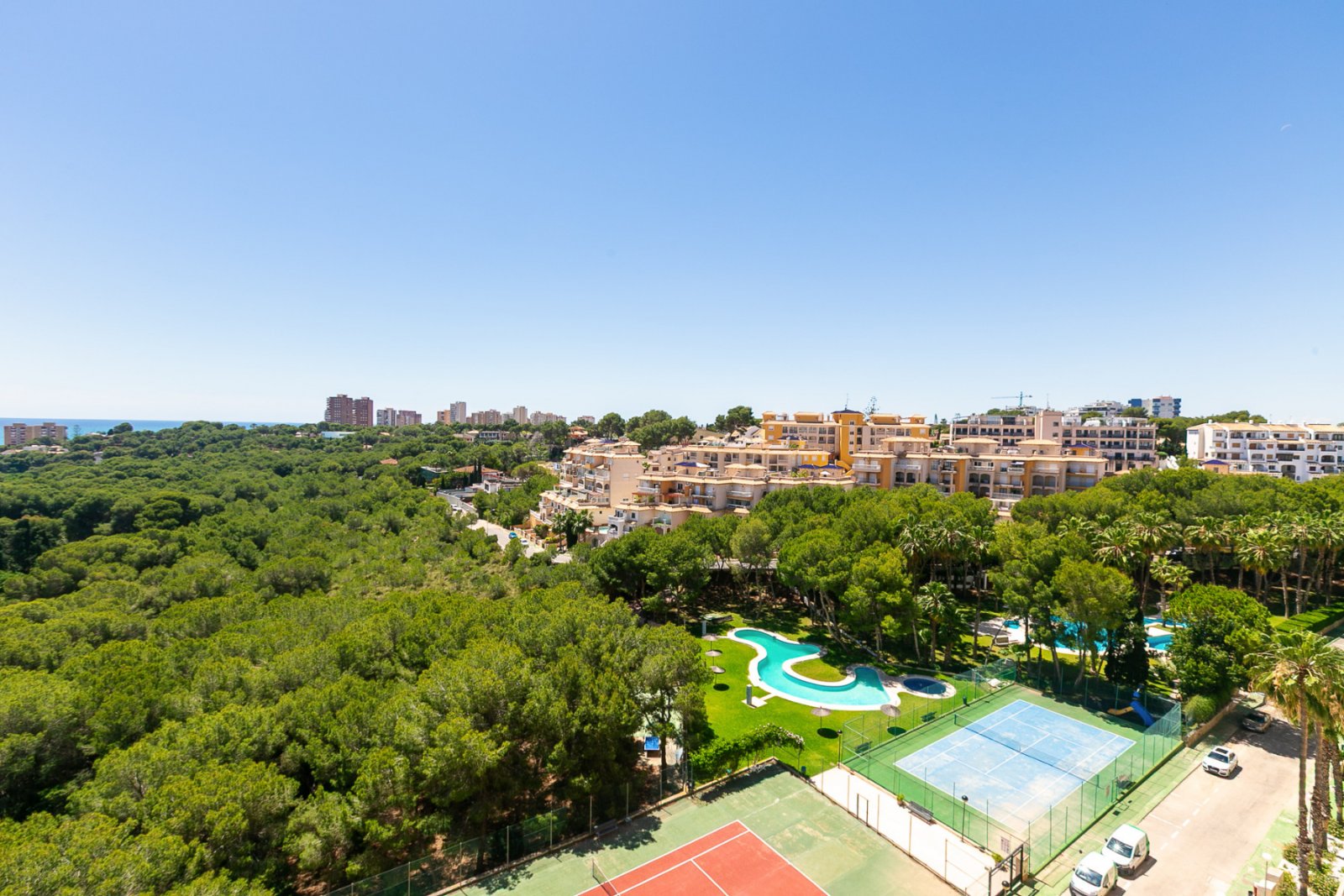 Entdecken Sie diese fantastische Wohnung in der prestigeträchtigen Wohnanlage Los Altos de Campoamor, einer der bekanntesten und gefragtesten Urbanis