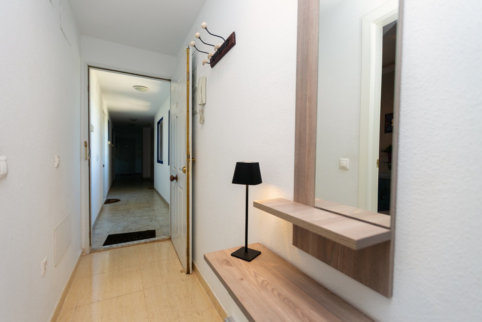 Entdecken Sie diese fantastische Wohnung in der prestigeträchtigen Wohnanlage Los Altos de Campoamor, einer der bekanntesten und gefragtesten Urbanis